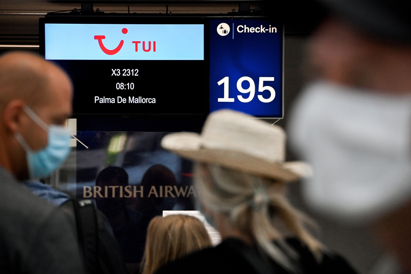 Turistas alemanes en la cola de embarque en el aeropuerto de Düsseldorf esta mañana.