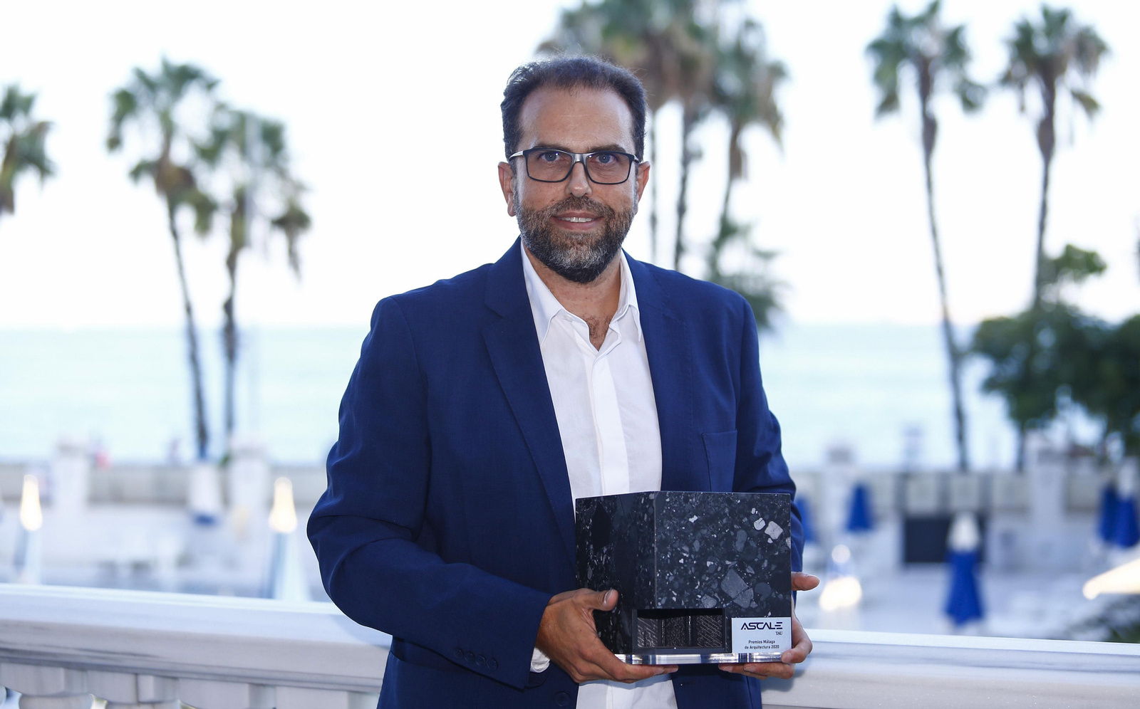 Alejandro Muñoz Miranda, con el premio otorgado por el COA.