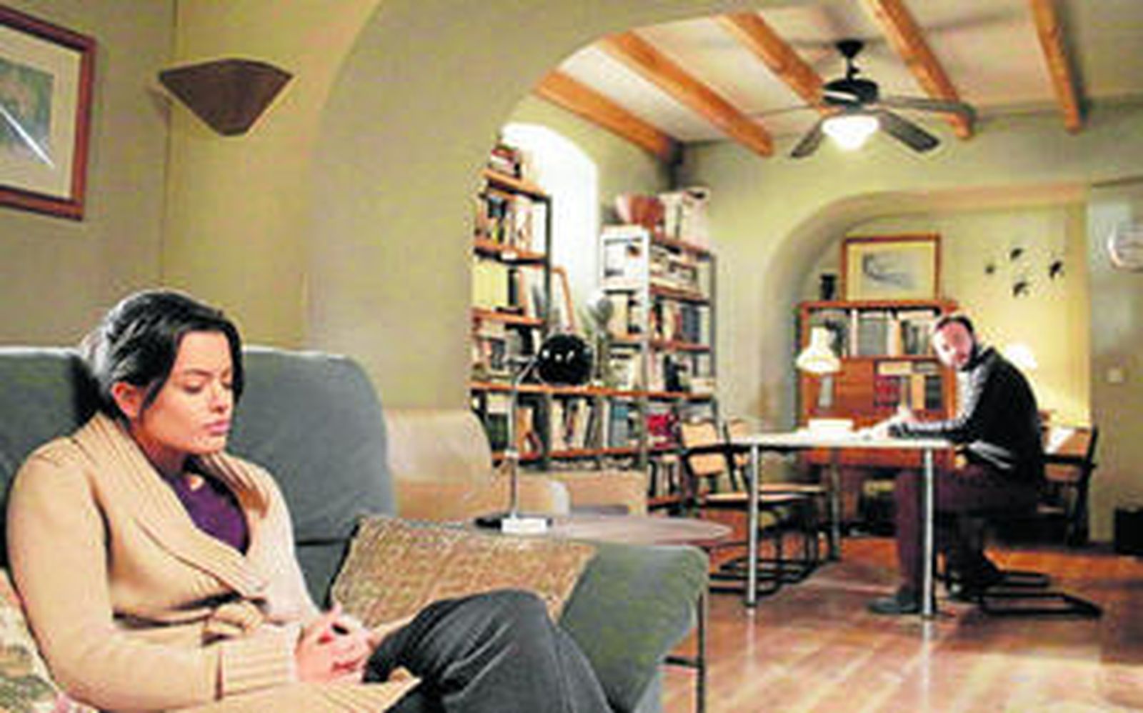 Escena de la película donde aparece Adriana Torrebejano y al fondo, Francisco Conde, los dos protagonistas.