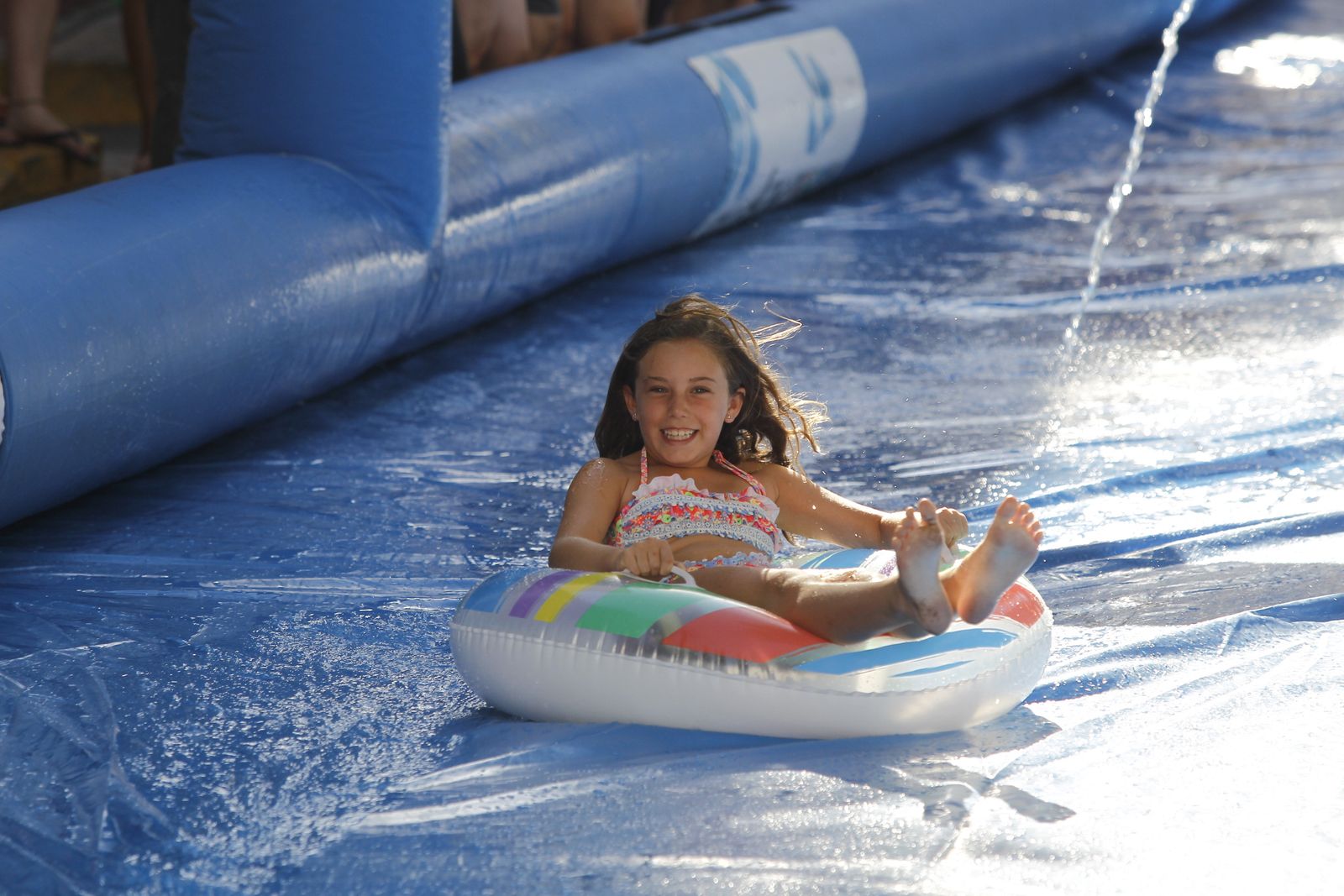 Imagen de archivo de una niña disfrutando en un tobogán acuático