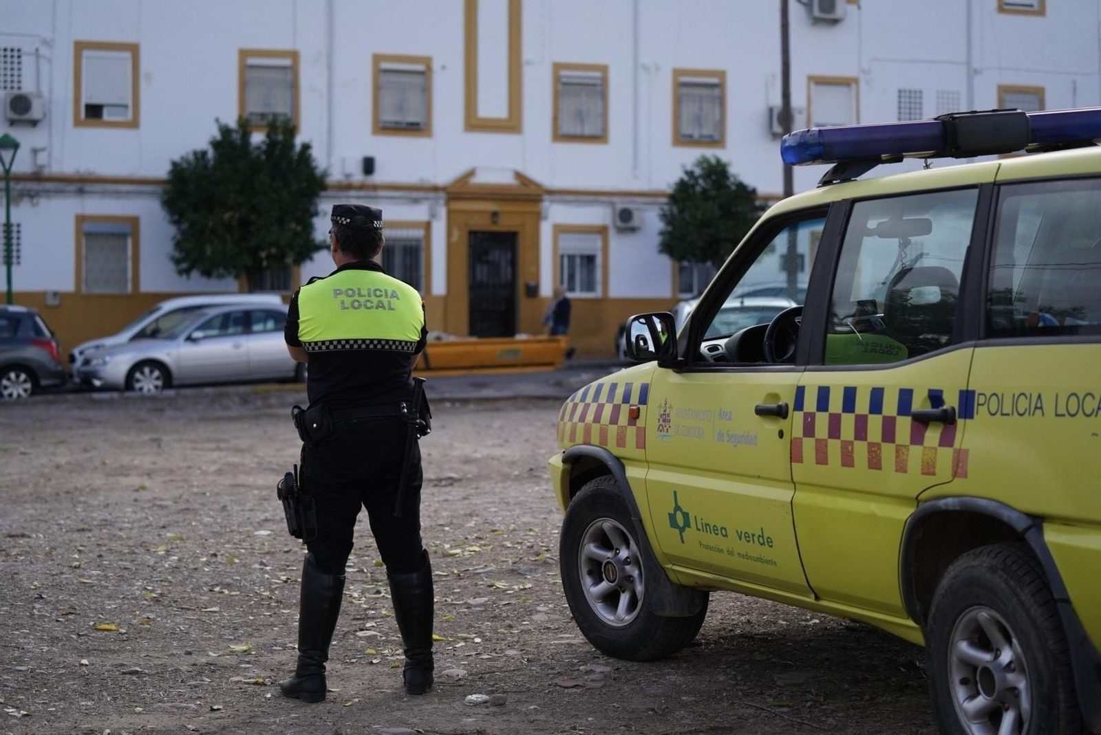 Un agente de la Policía Local vigila uno de los solares del Distrito Sur en el que suelen actuar los ‘gorrillas’.