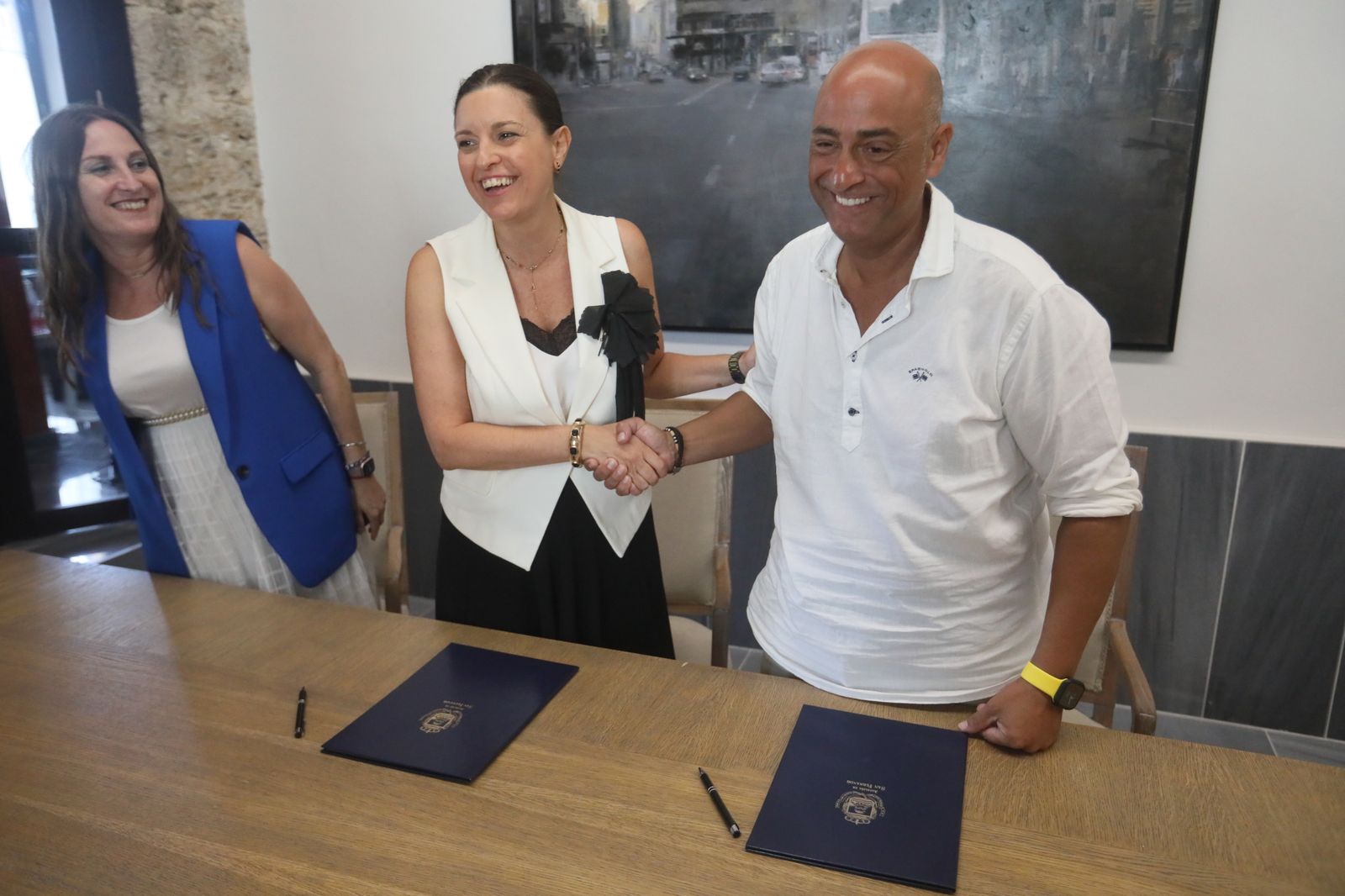 Regla Moreno, Patricia Cavada y Antonio Víctor Páez, tras la firma del convenio.