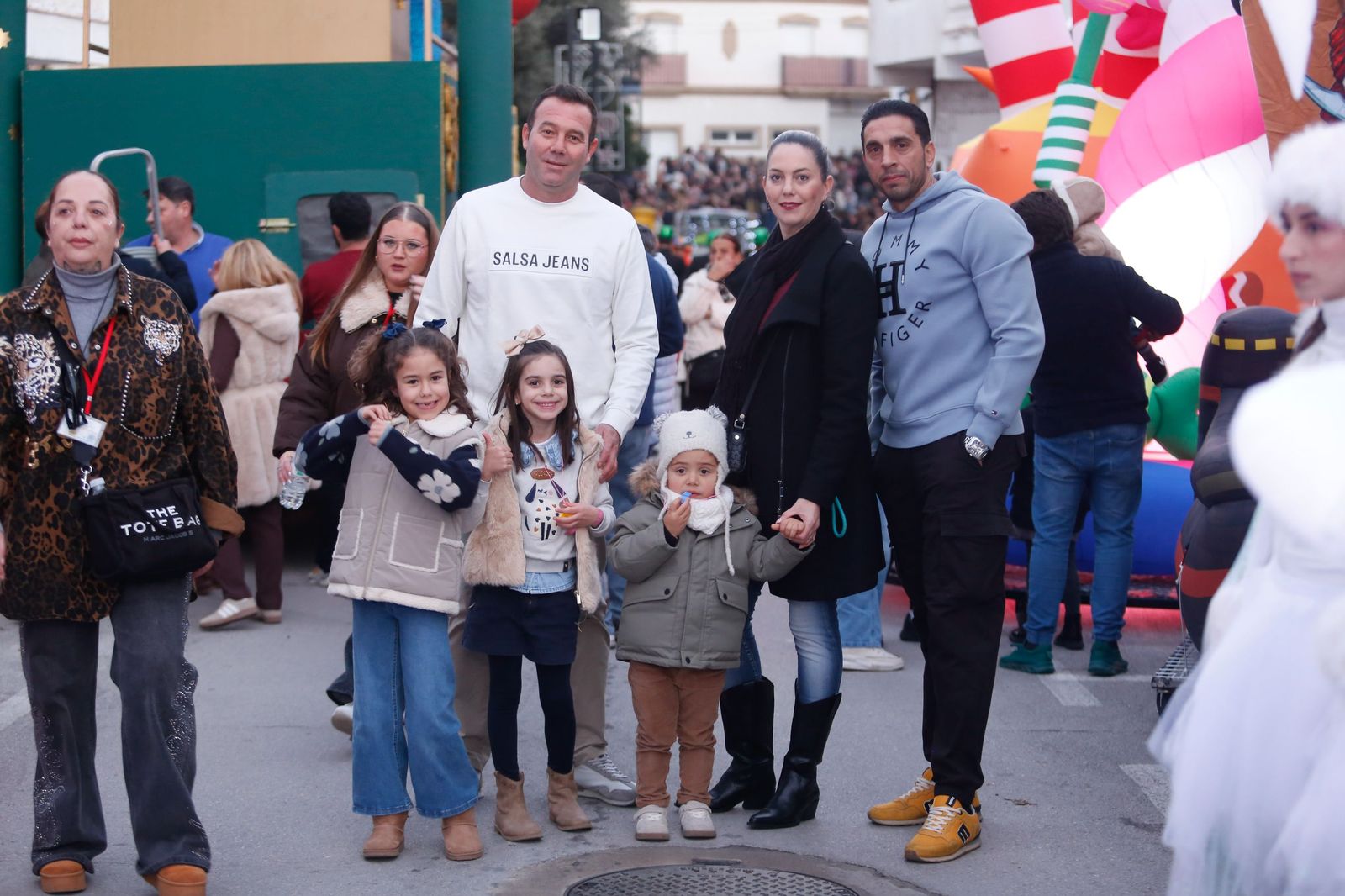 Búscate en las fotos de la cabalgata de Reyes Magos 2026 en Los Barrios