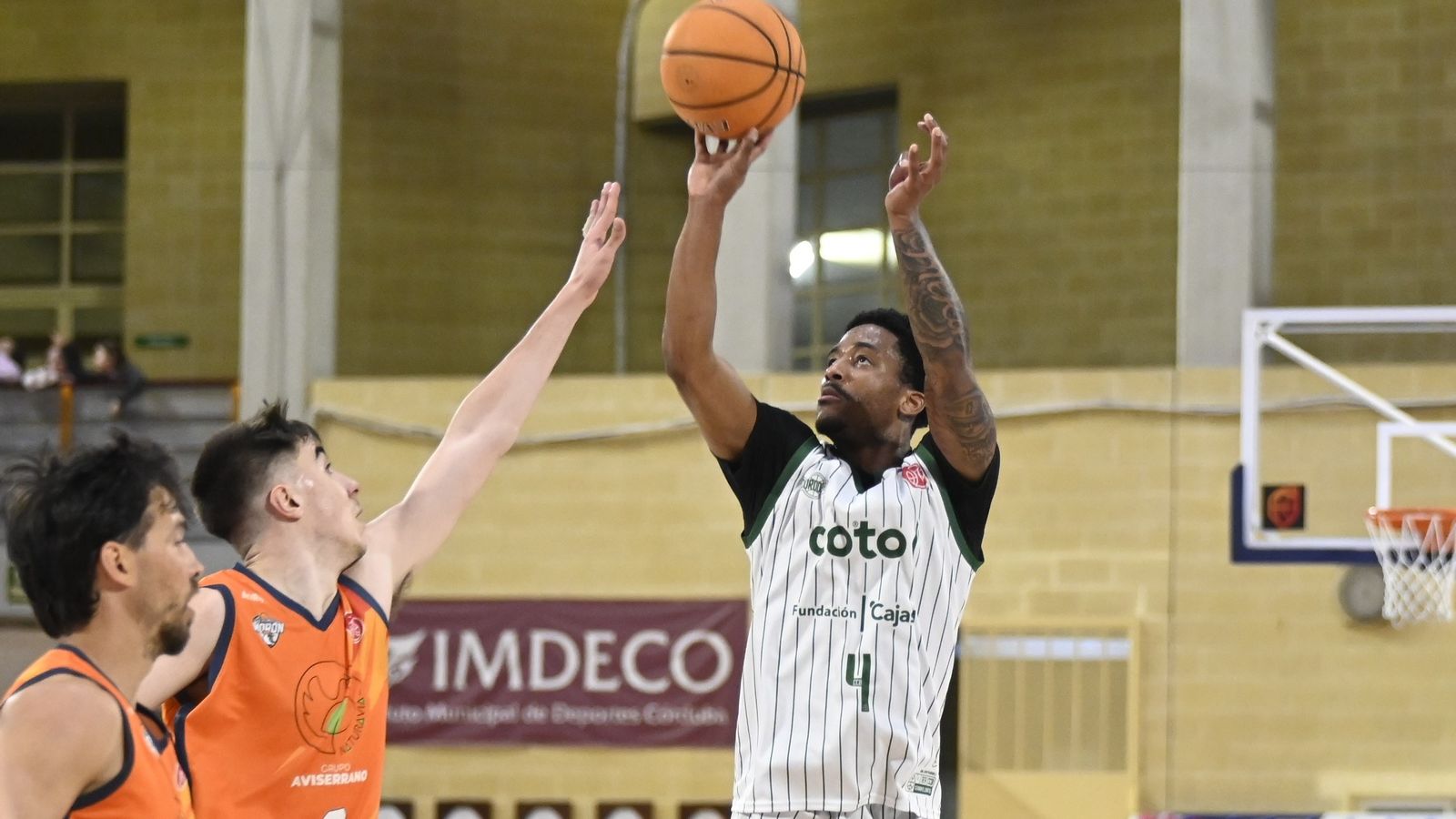 Ja'Monta Black lanza un triple en el Coto Córdoba-Morón.