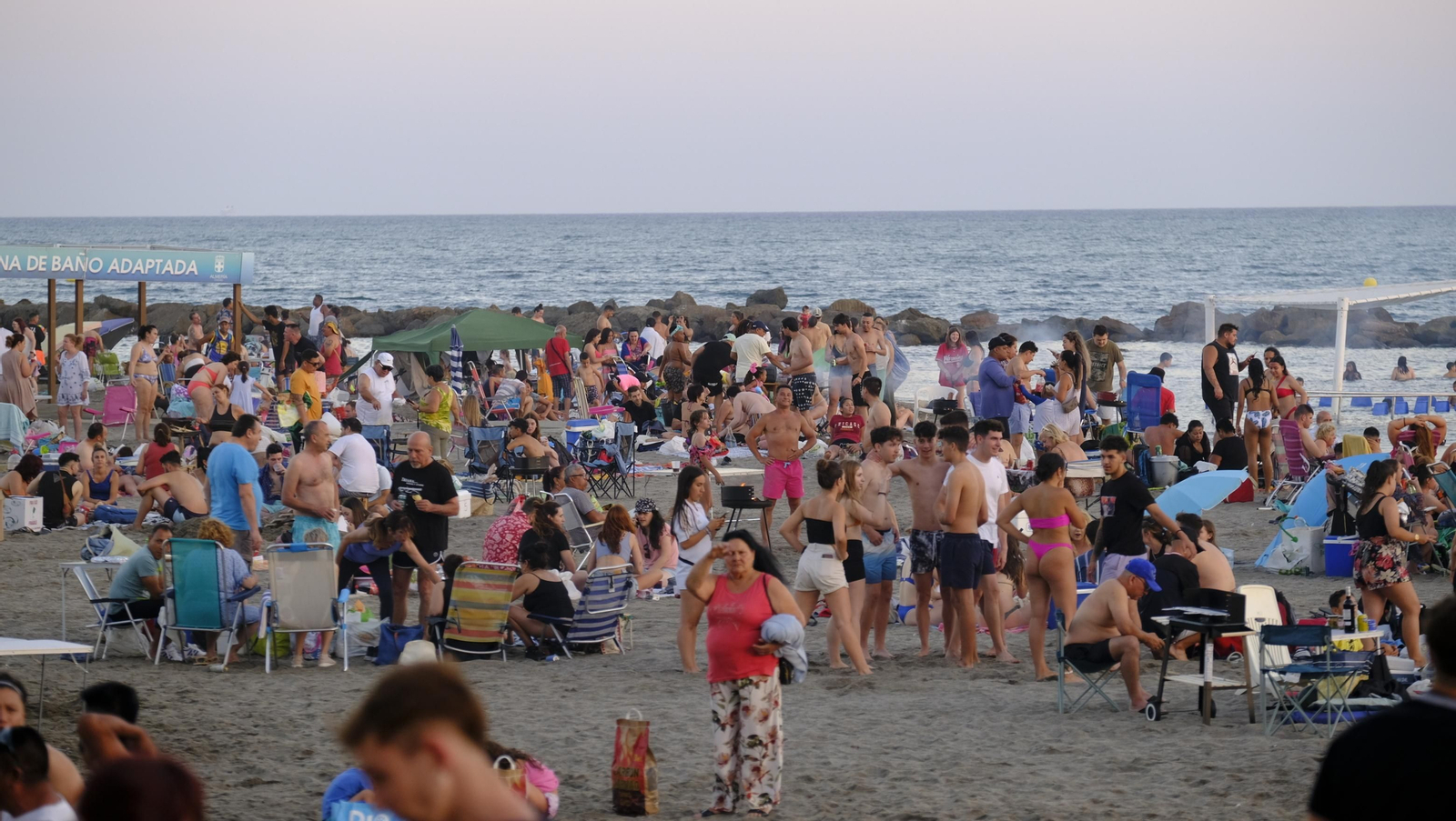 Imágenes de las hogueras de la Noche de San Juan en Almería capital
