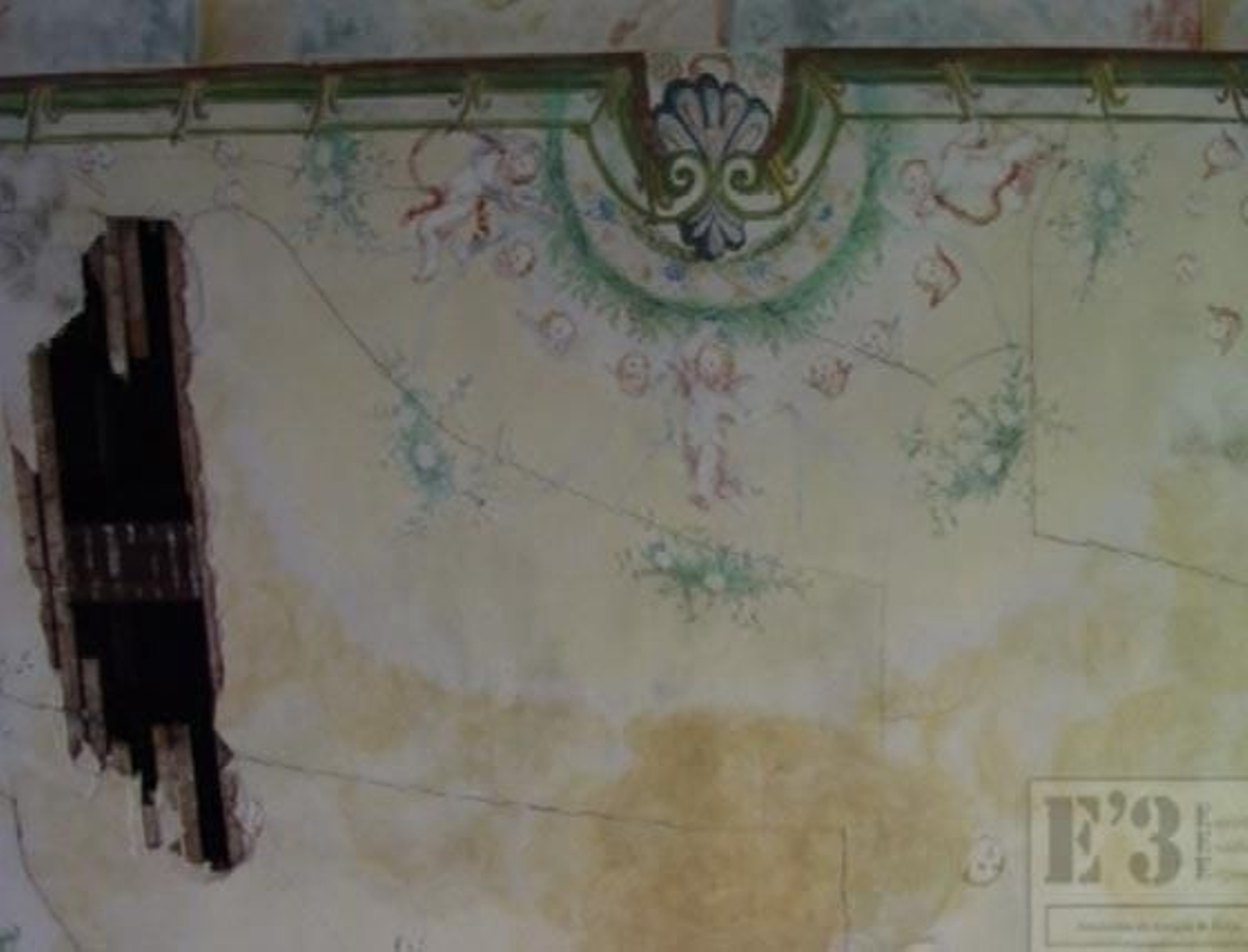 Pinturas en la pared, deterioradas.