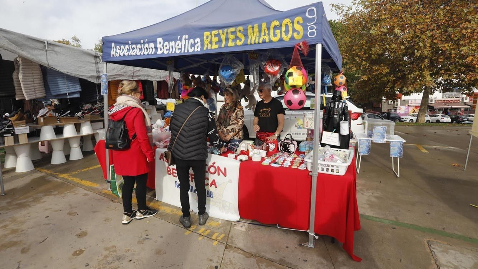 Las fotos de Reyes Magos 98, durante el mercadillo solidario para la recogida de juguetes