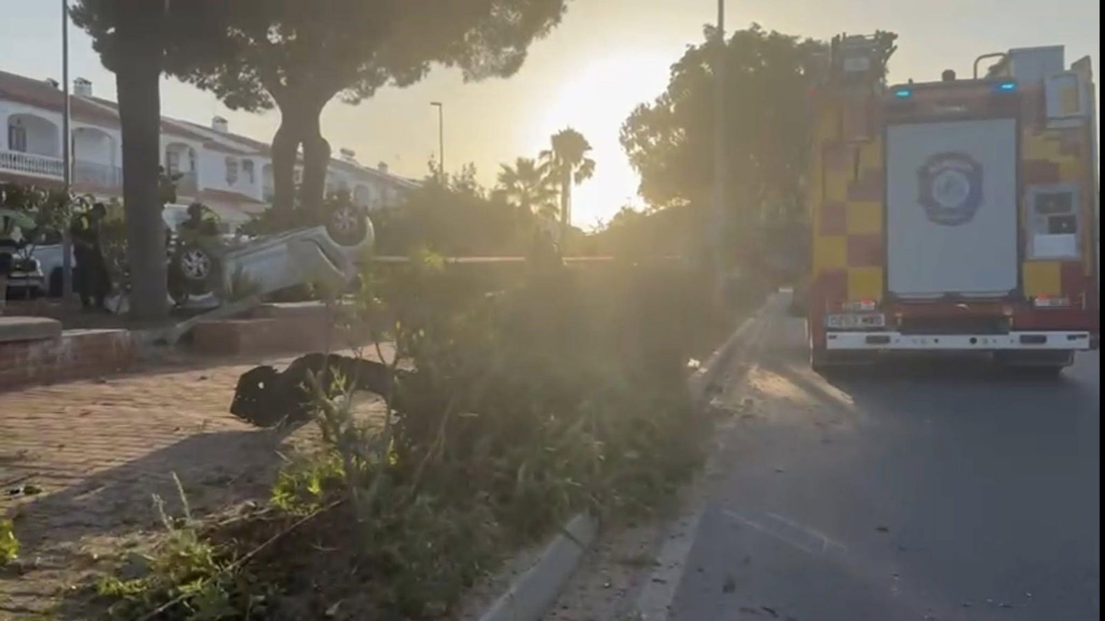 Actuación de los bomberos tras el accidente en Mazagón.
