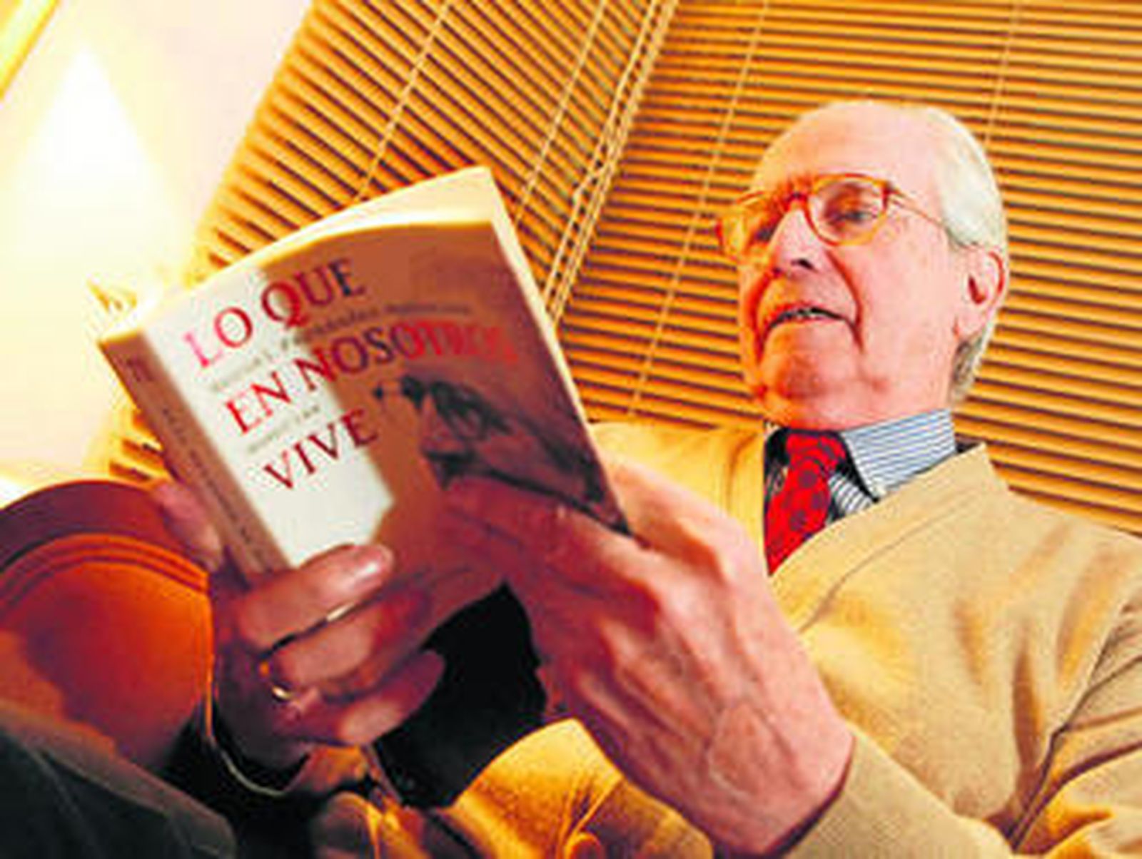 Manuel Fernández-Montesinos, en una imagen de 2008, con un ejemplar de su libro 'Lo que en nosotros vive'.