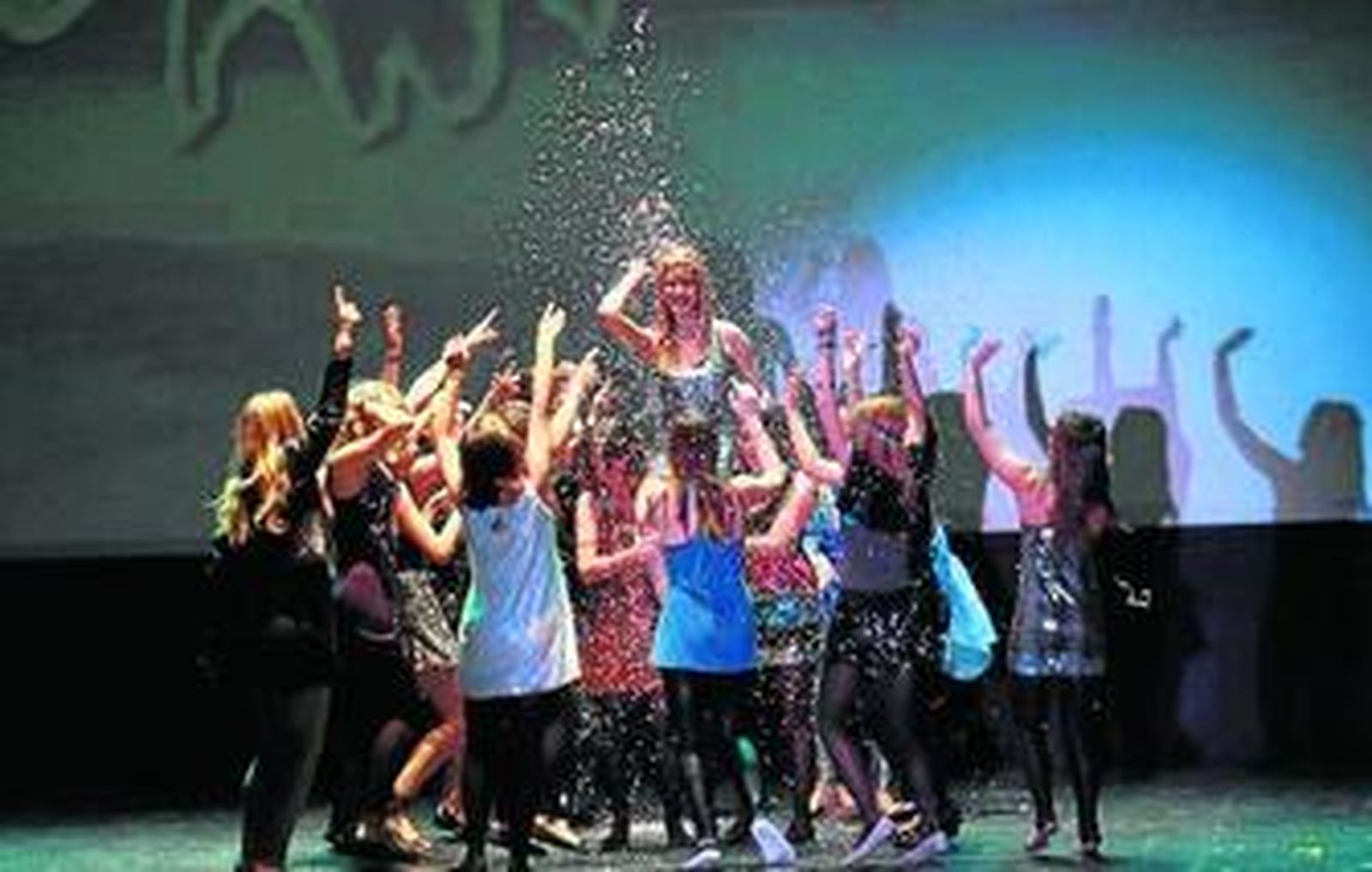 Alumnos de El Limonar representan 'Mamma Mía!' en el Teatro Alameda.