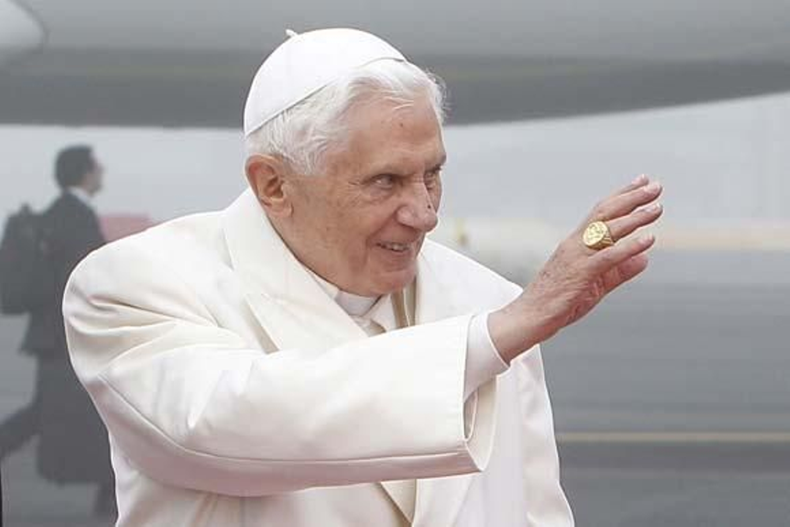 Benedicto XVI alerta de que España vive un "laicismo fuerte y agresivo"