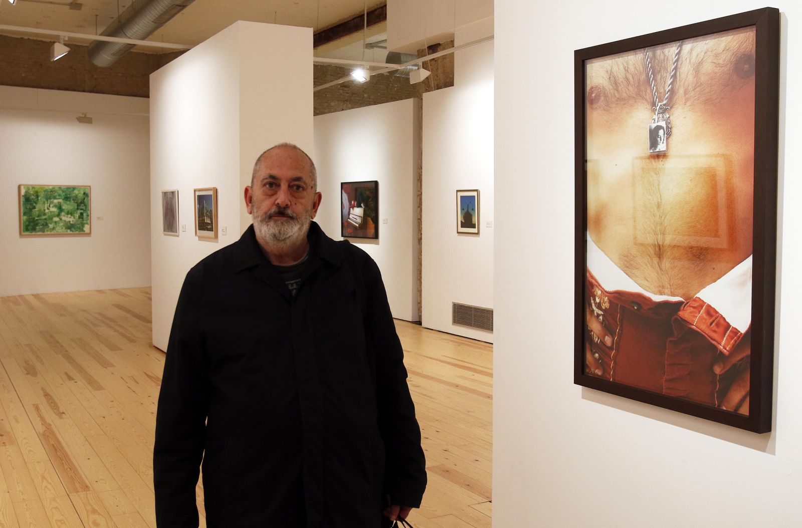 Jesús Reina junto a la fotografía 'Relicario' de Pilar Albarracín.