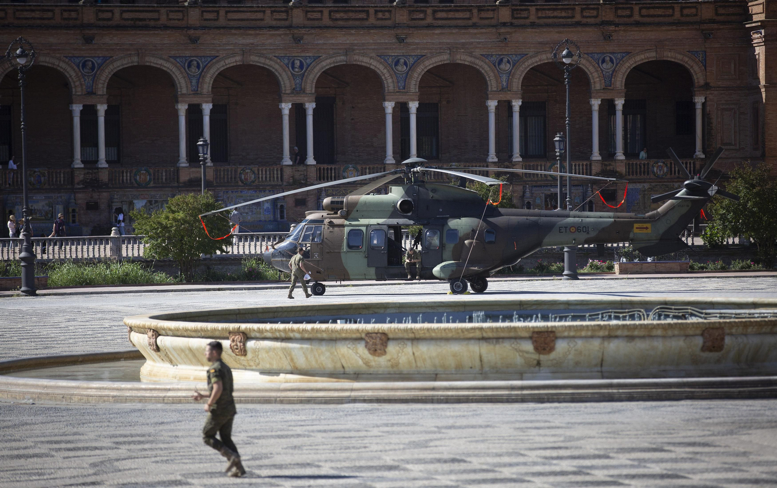 Montaje de la Exposición Estática de las Fuerzas Armadas en el parque de María Luisa