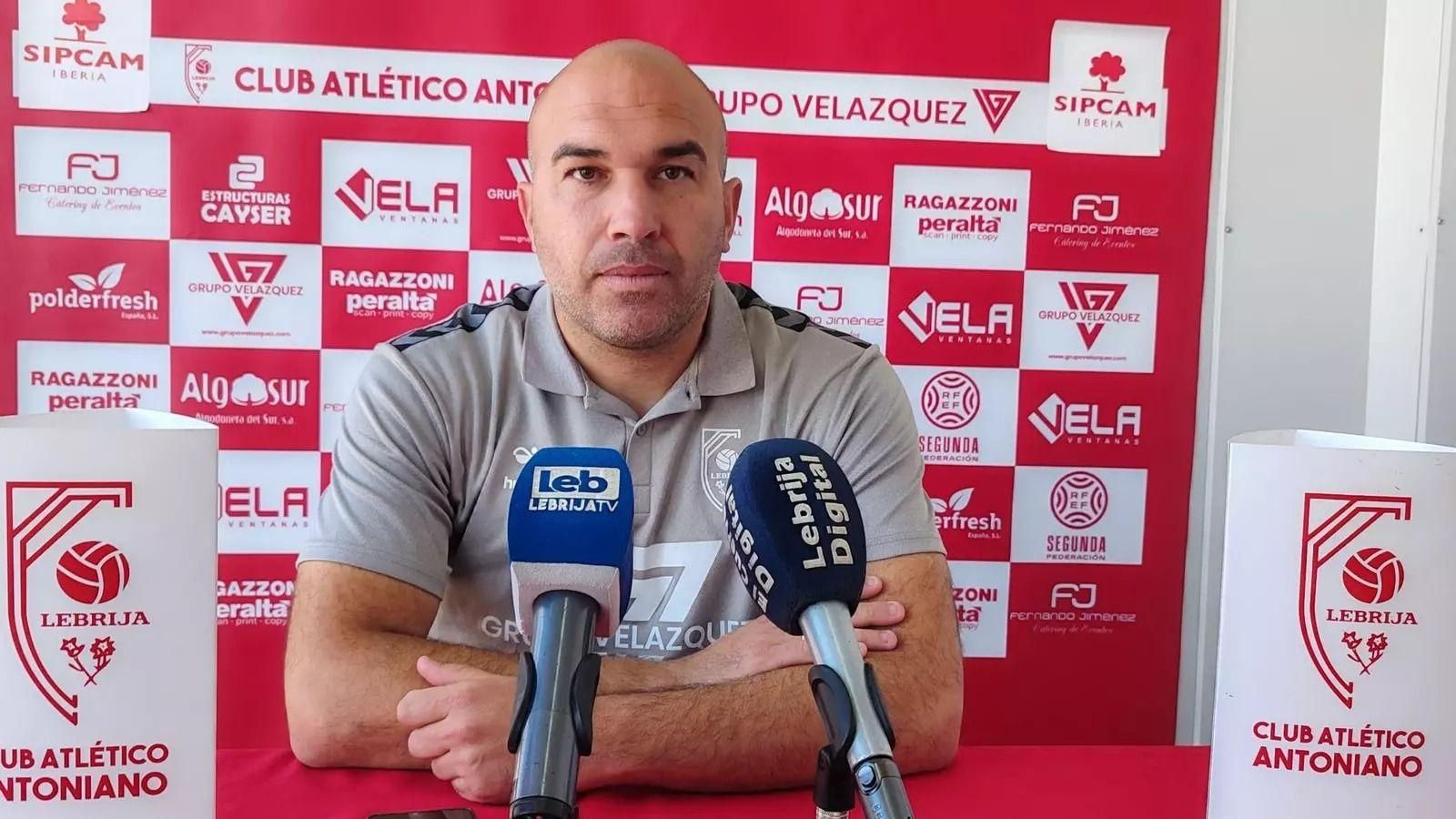 Diego Galiano, en una rueda de prensa como entrenador del Atlético Antoniano.