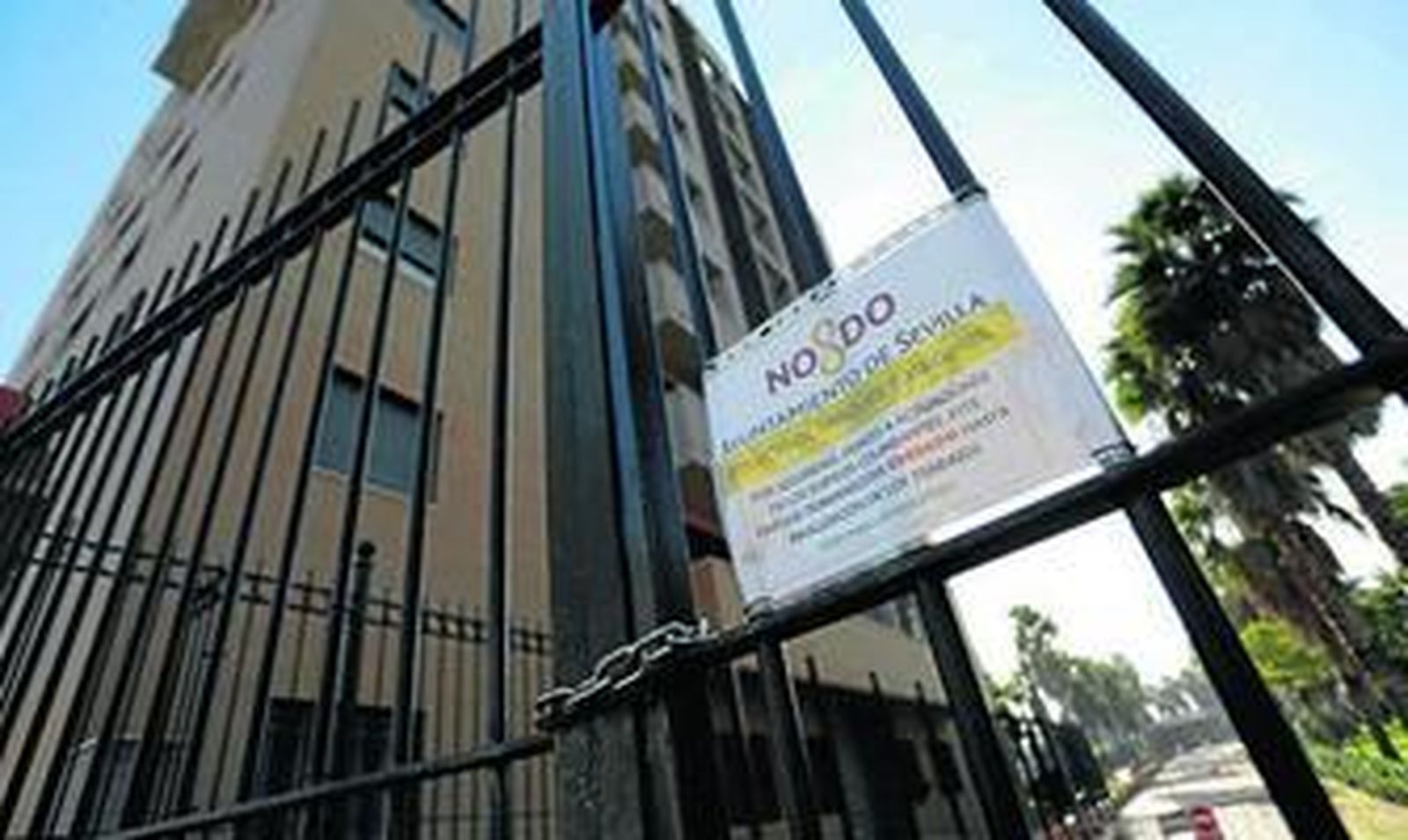 Cartel del Ayuntamiento que anuncia el cierre del parque público, junto al edificio afectado por la grieta.