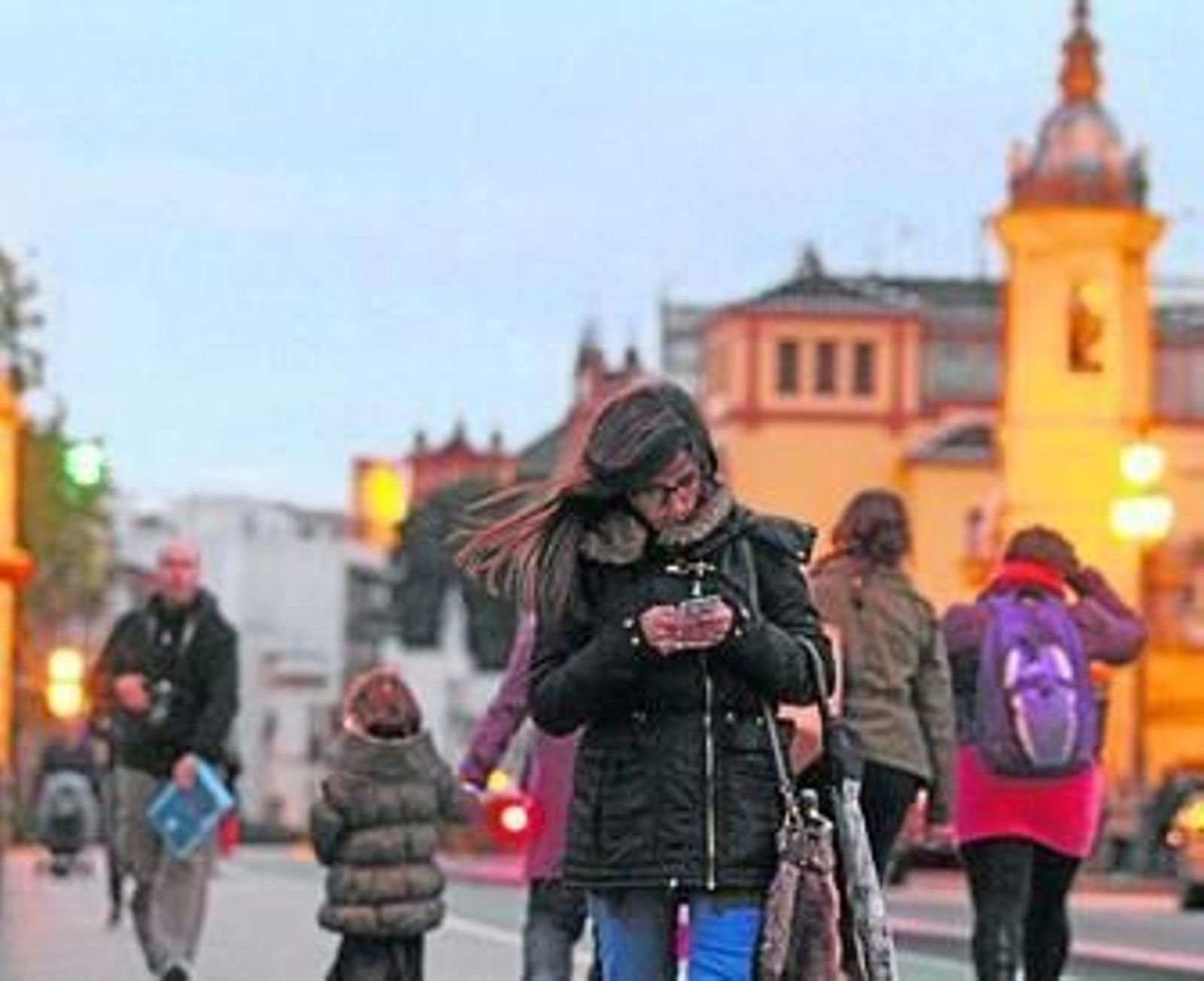 Viandantes, ayer por la tarde en el Puente de Triana.
