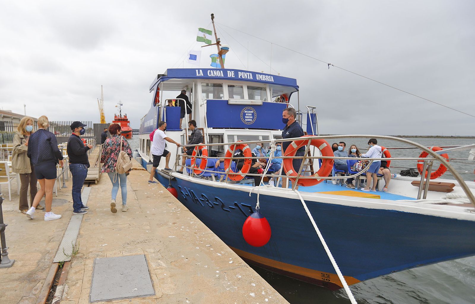 El servicio de canoas entre Punta Umbría y Huelva da el pistoletazo de salida este fin de semana