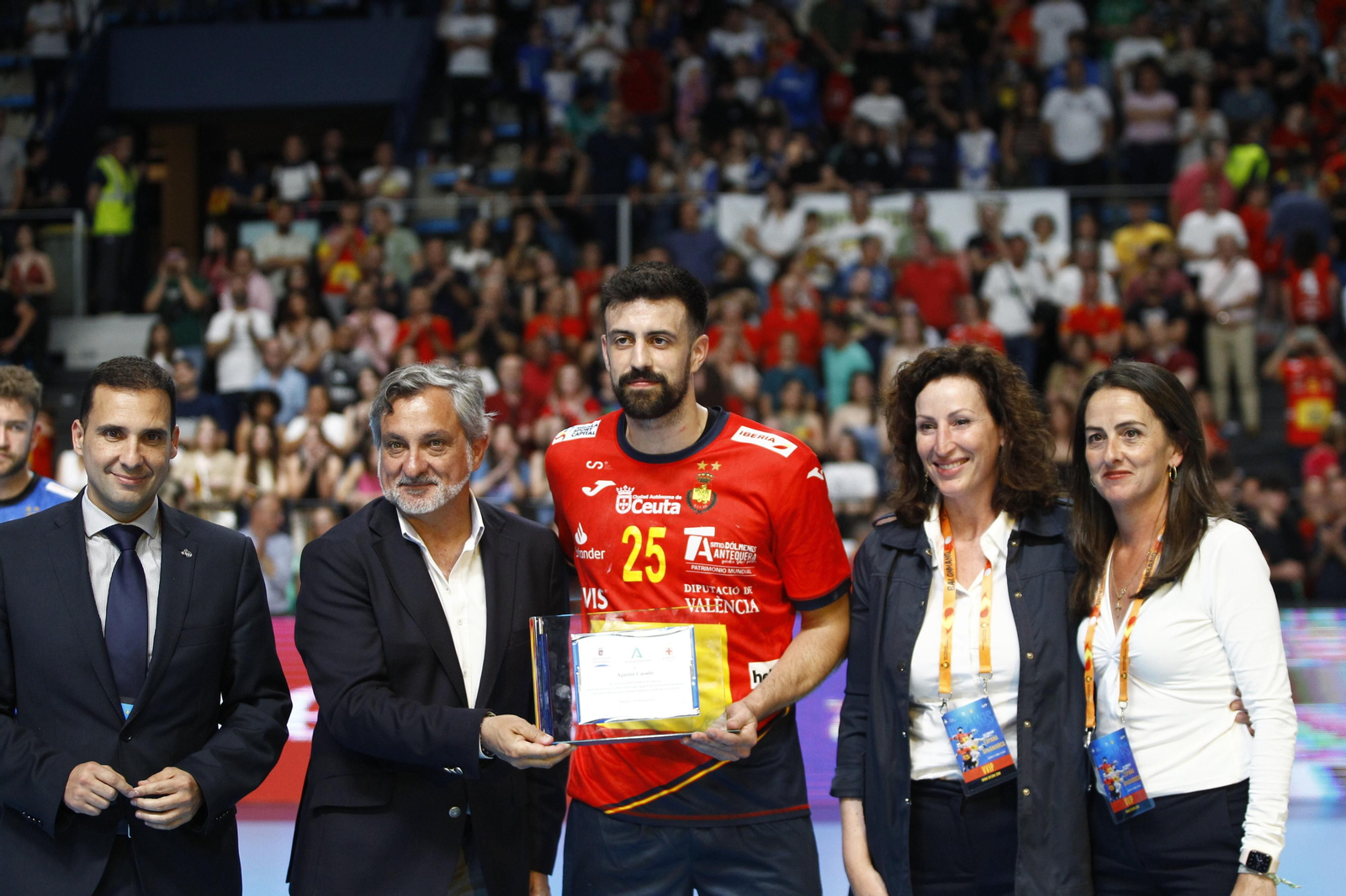Imágenes del España-Dinamarca de la EHF Euro Cup de balonmano, en Almería