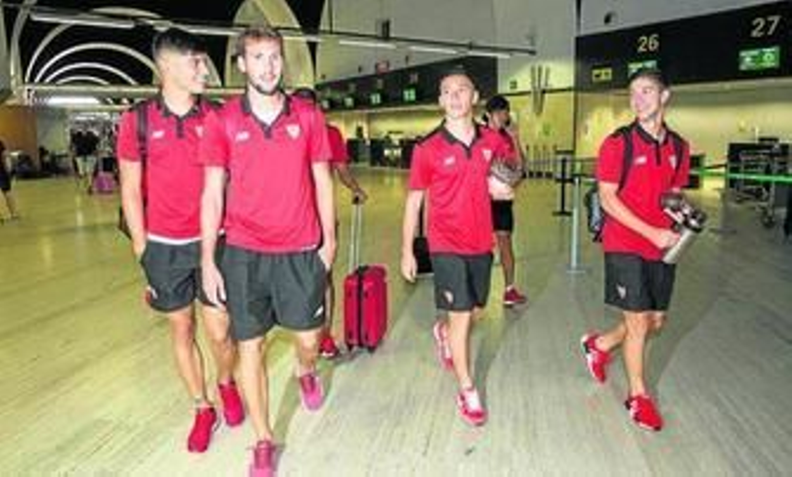 Correa, Franco Vázquez, Kranevitter y Vietto, seguidos por Mercado y Kiyotake, en el aeropuerto de San Pablo.