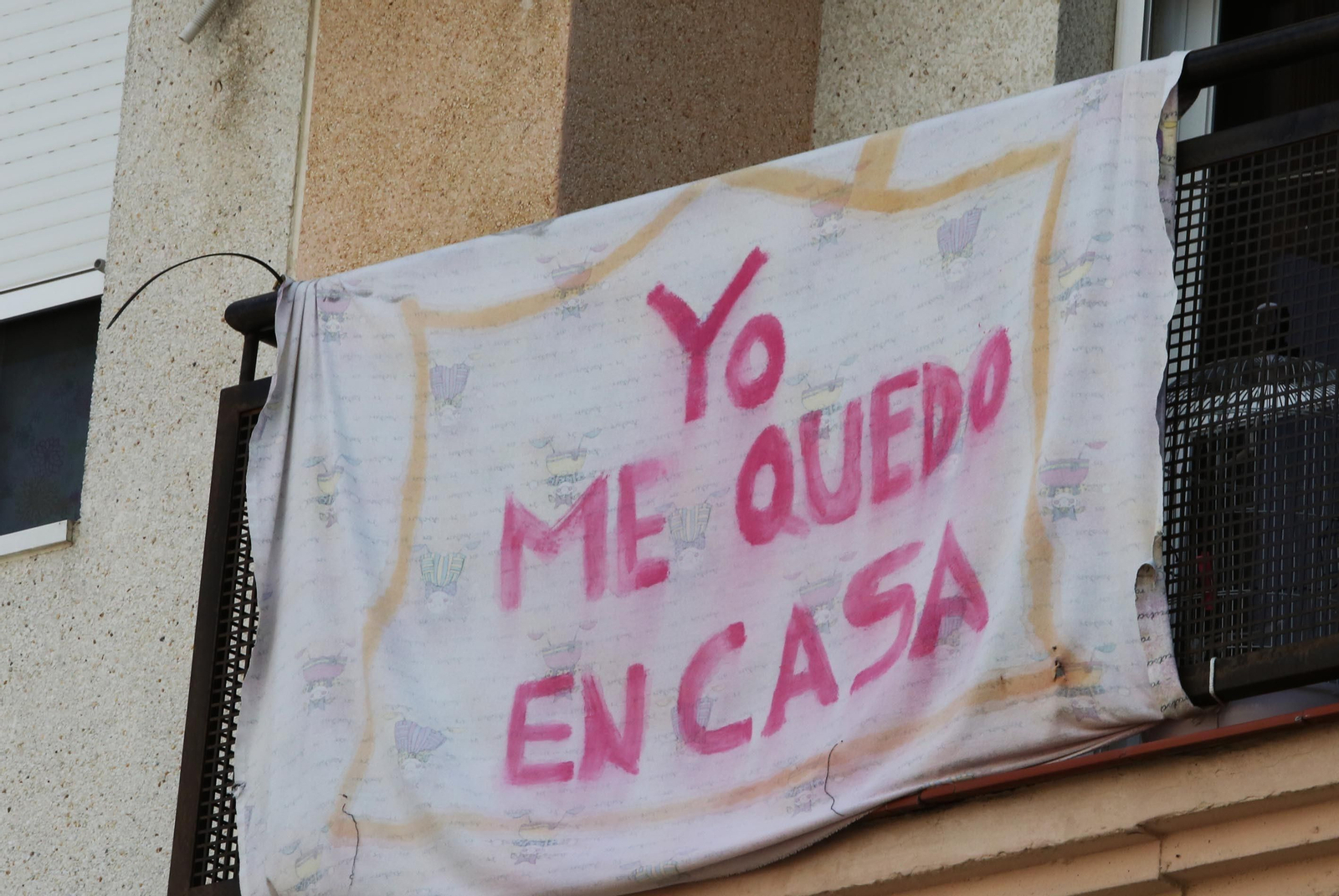 Un balcón con el lema de esta pandemia 'Yo me quedo en casa'. Un balcón con el lema de esta pandemia 'Yo me quedo en casa'.