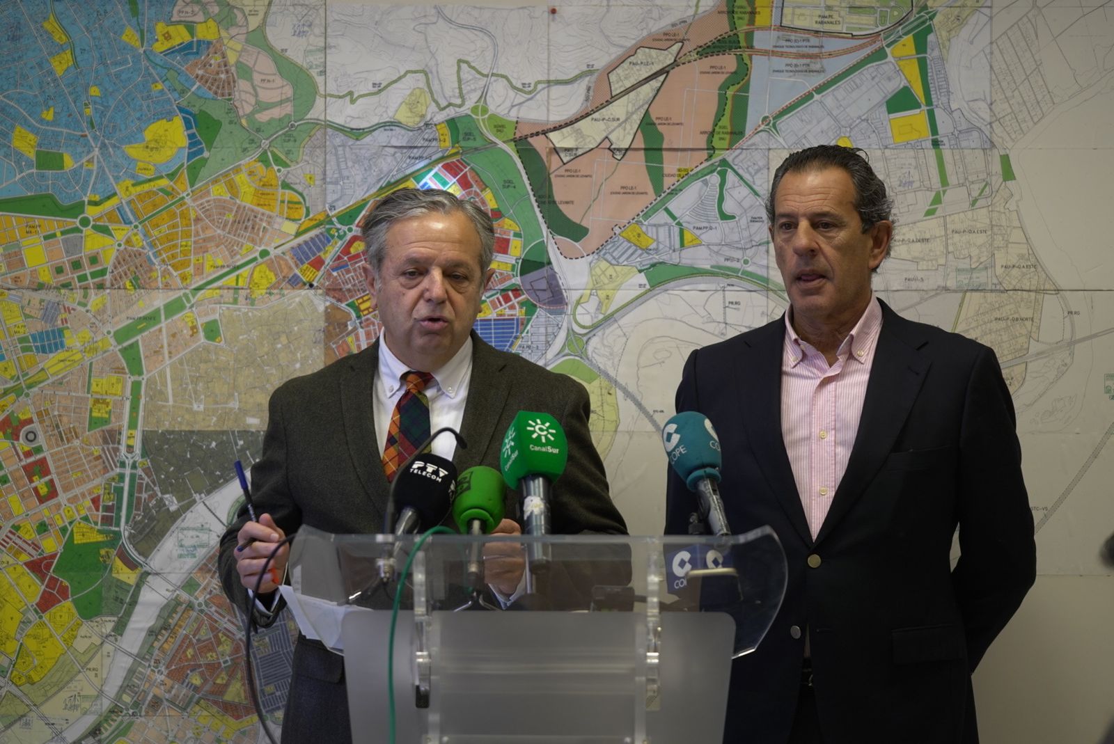 Salvador Fuentes y Rafael Merino informan sobre las parcelas logísticas.