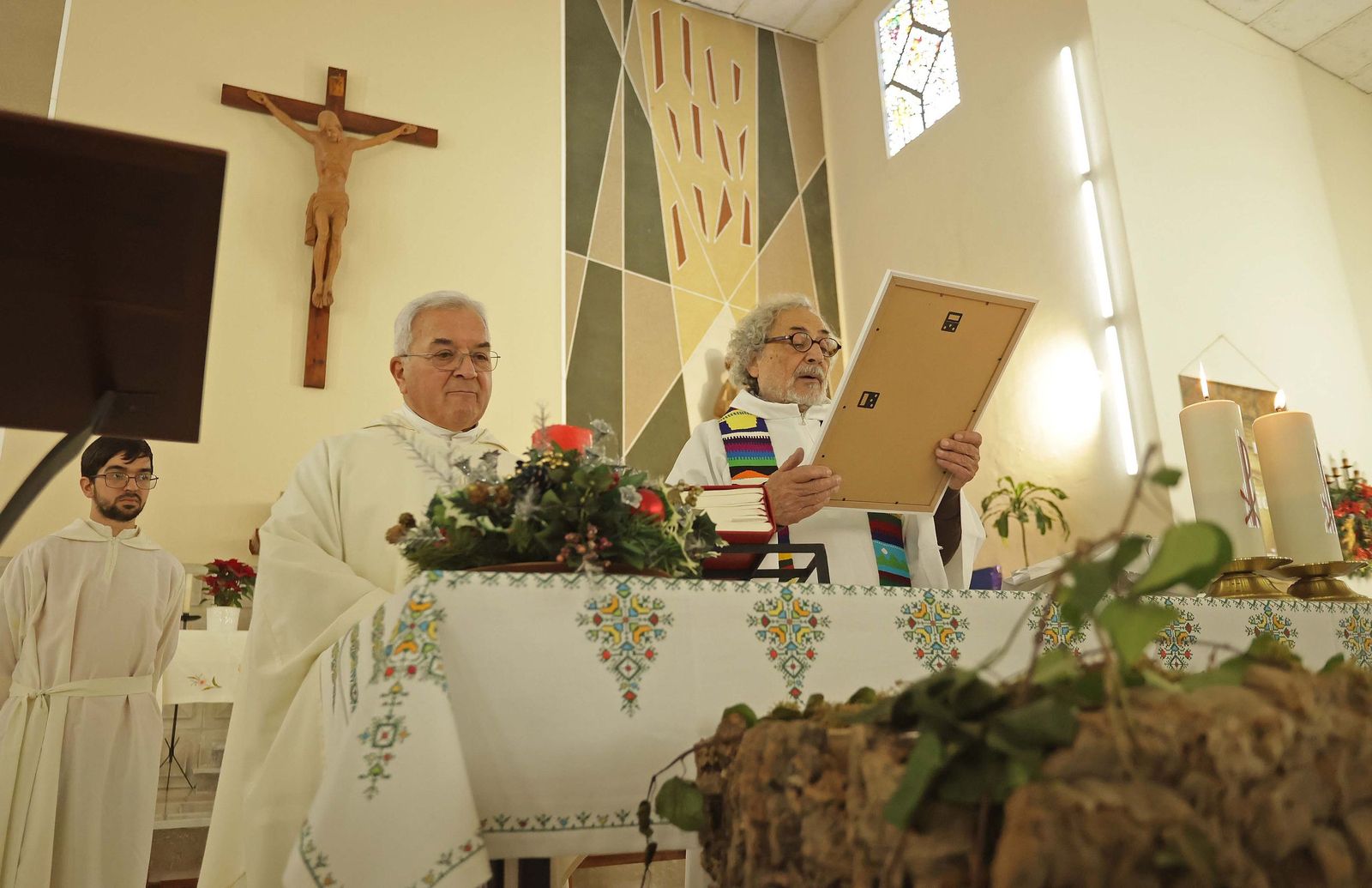 Fotos de la misa conmemorativa de los 50 años de dedicación del padre Pedro a la parroquia y al barrio de La Piñera