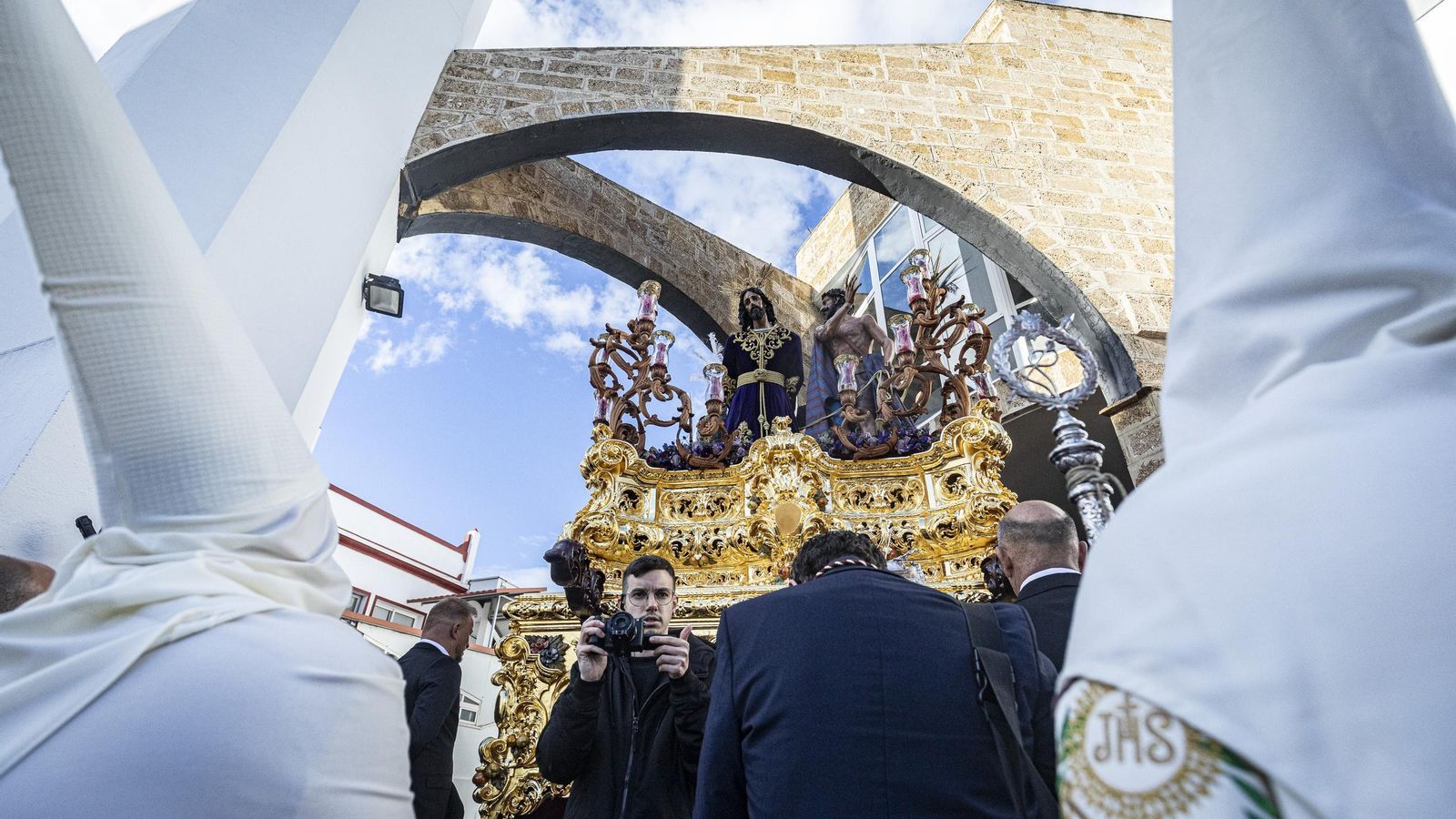 En imágenes,  El Prendimiento de San Fernando tuvo que volverse a su templo entre lágrimas y lluvia