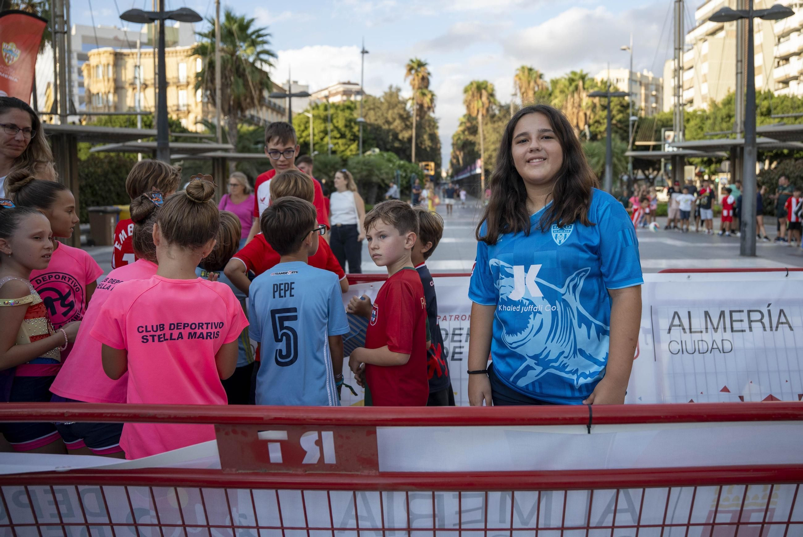 Los jugadores de la UDA Thalys y Andrés firman autógrafos