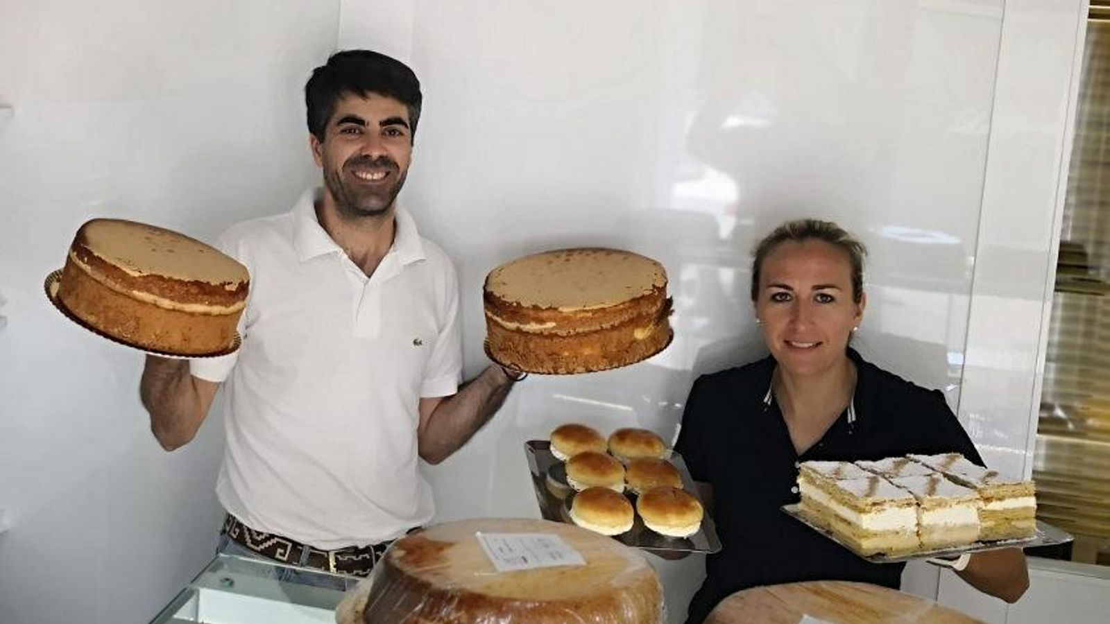 Los propietarios de la pastelería con sus creaciones