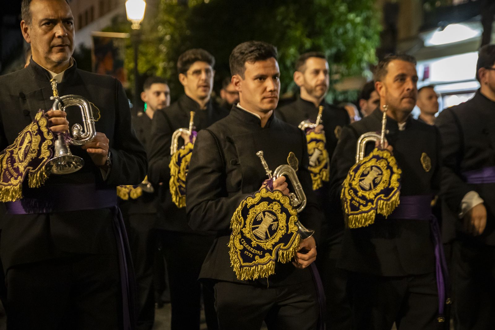 Multitudinario pasacalles de la Banda de las Cigarreras por el centro de Jerez