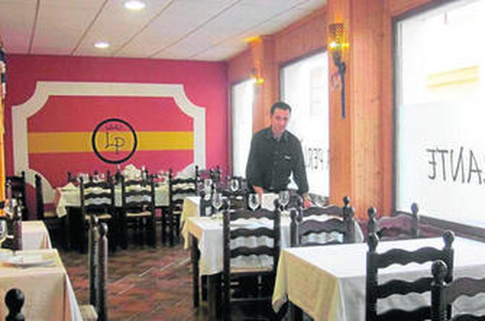 El local cuenta con un amplio salón de celebraciones con tintes taurinos.