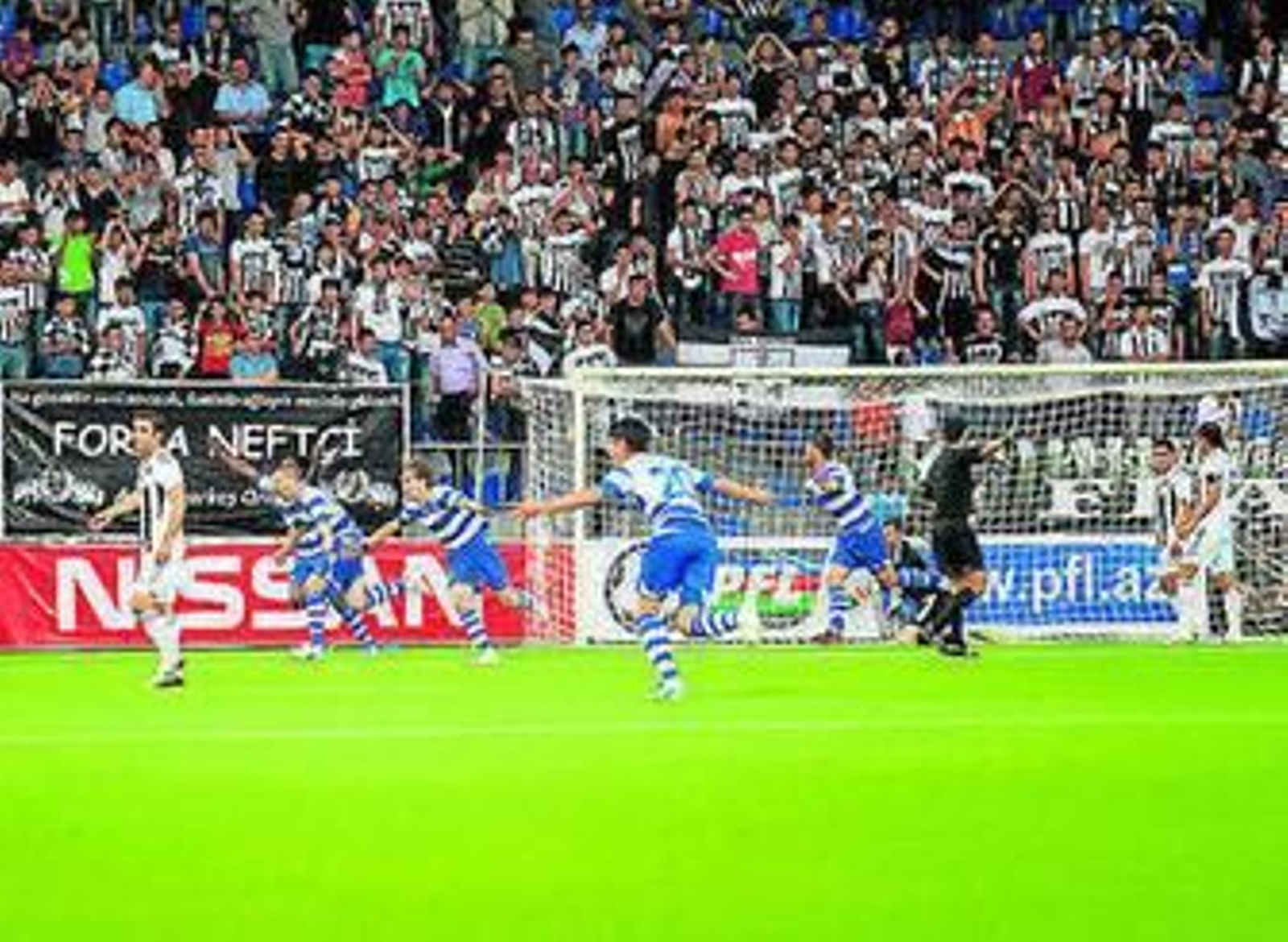 1. Los jugadores del Bakú corren a celebrar el primer gol de la final de la Copa de Azerbaiyán, logrado por Koke, quien aparece el primero de su equipo por la izquierda. 2. El futbolista malagueño cubre con el cuerpo el esférico mientras se apresta controlarlo con el exterior de su bota derecha. 3. Koke se anticipa a un jugador del Neftchi, en un momento de la final de Copa de Azerbaiyán.