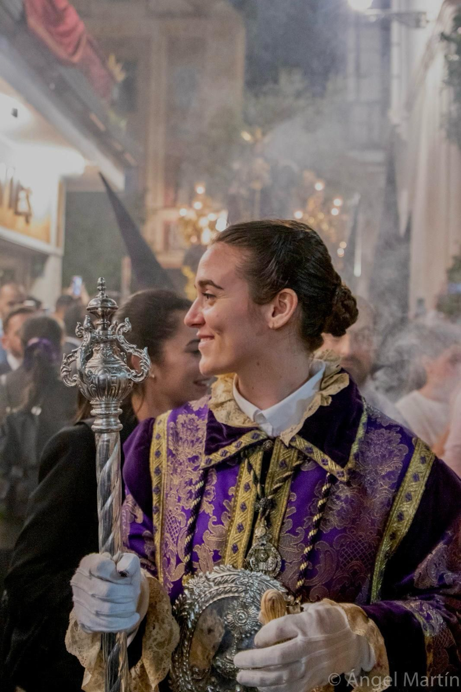Elena Blanch de acólita con La Redención durante un Lunes Santo