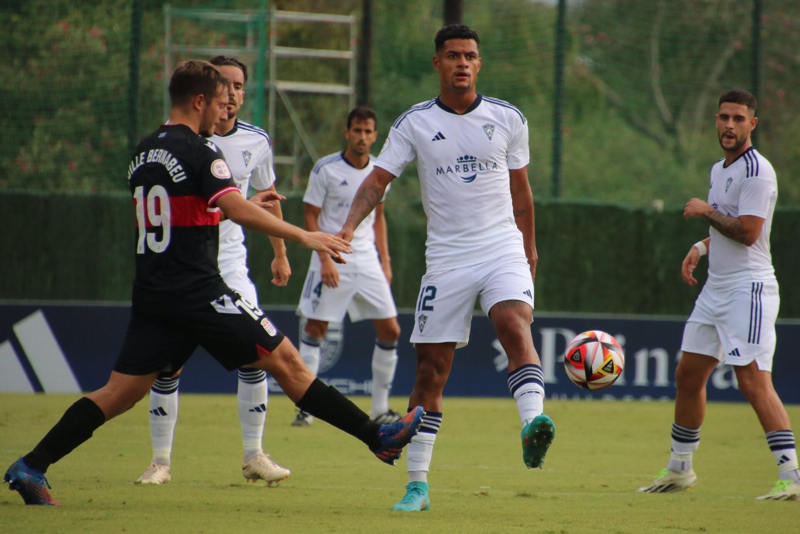 Marco Tulio, del Marbella, junto al cartagenero Benabéu