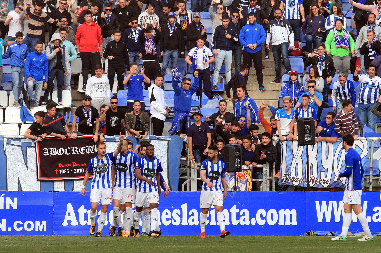 Los jugadores del Decano celebran el segundo tanto de Gorka Santamaría.