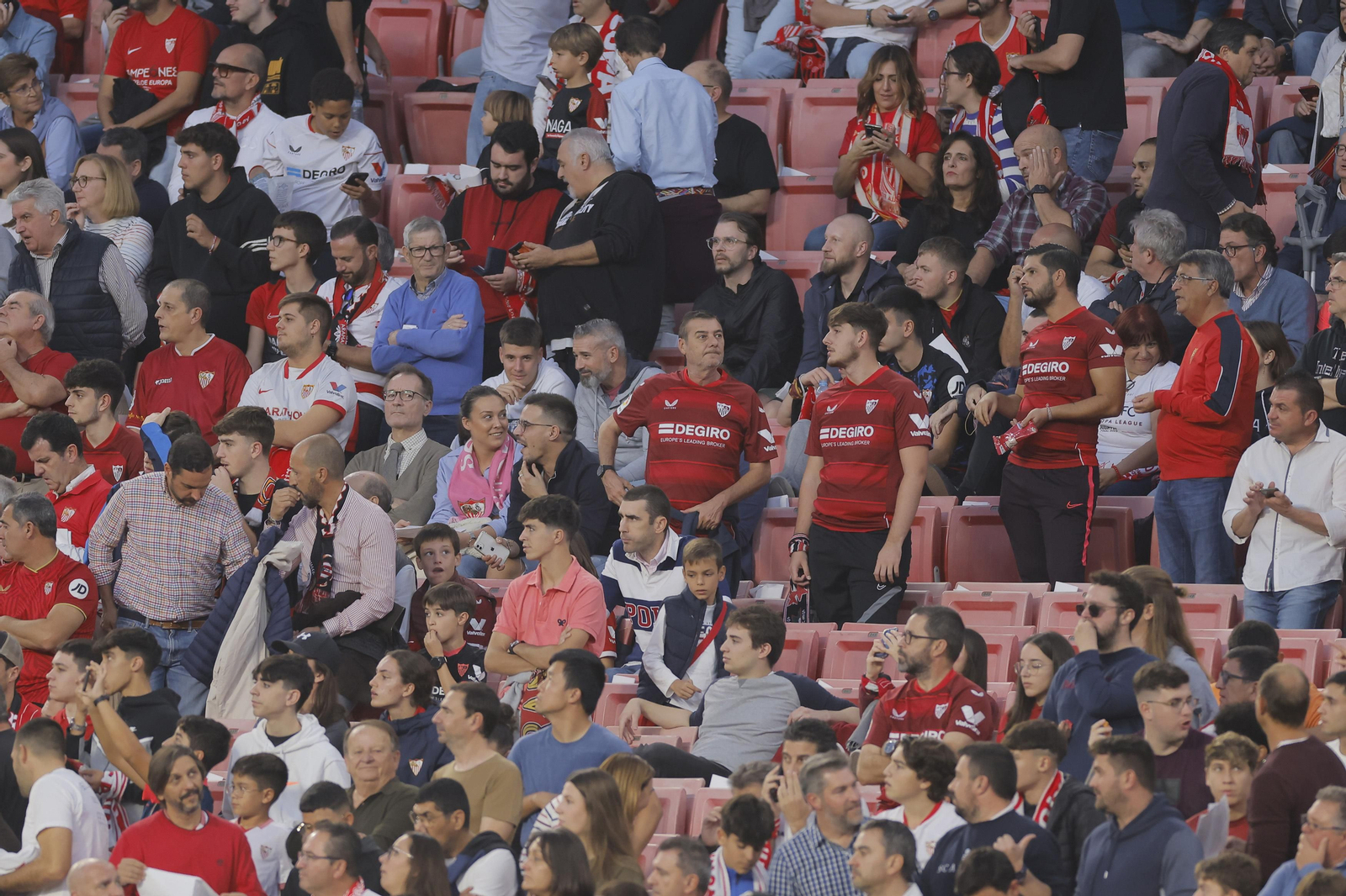 Búscate en las fotos del Sevilla-Betis