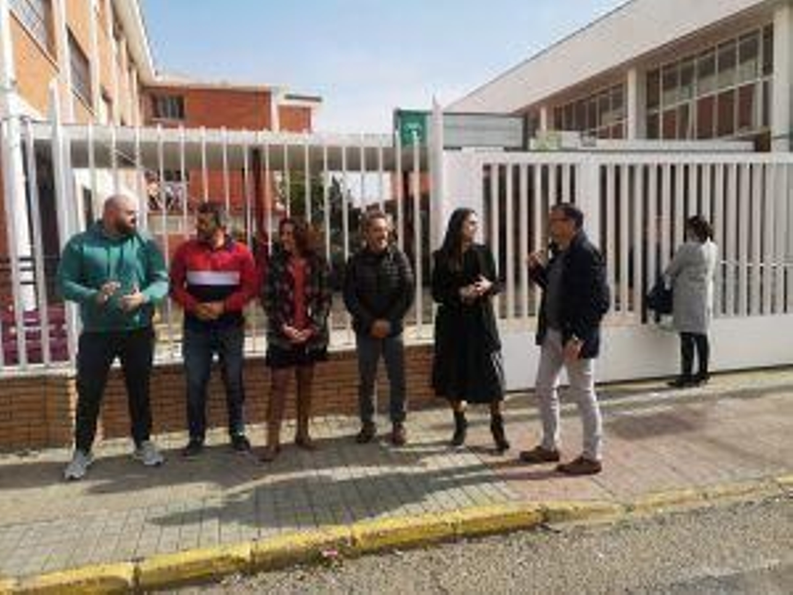 Susana Rivas frente al IES Muriel denunciando su estado.