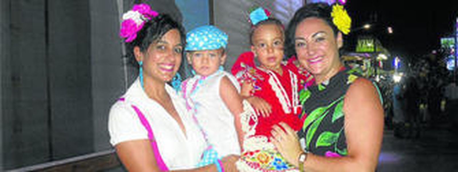 Verónica y Daniel, se engalanaron para estar bien guapos en estas fiestas, y causaron sensación en el Real. Se montaron en muchos cacharricos y bailaron un montón junto a su familia.