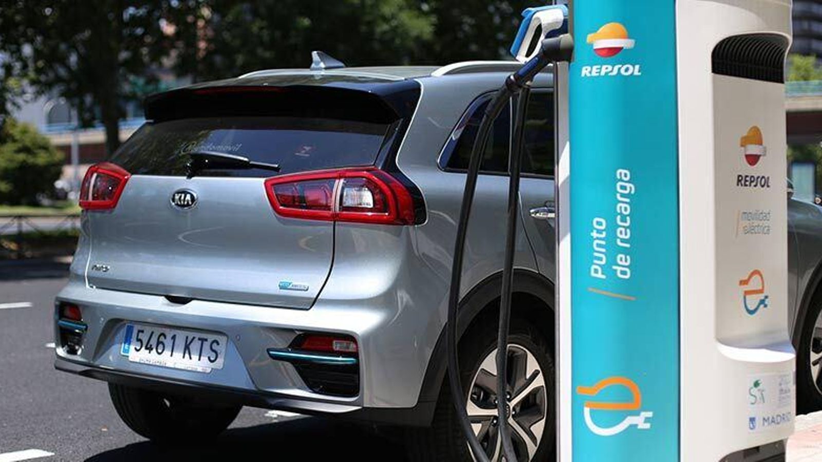 Repsol proveerá de cargadores a la red comercial de Kia y ofrecerá condiciones especiales a los propietarios de estos vehículos para la instalación de cargadores o acceso a sus infraestructuras.