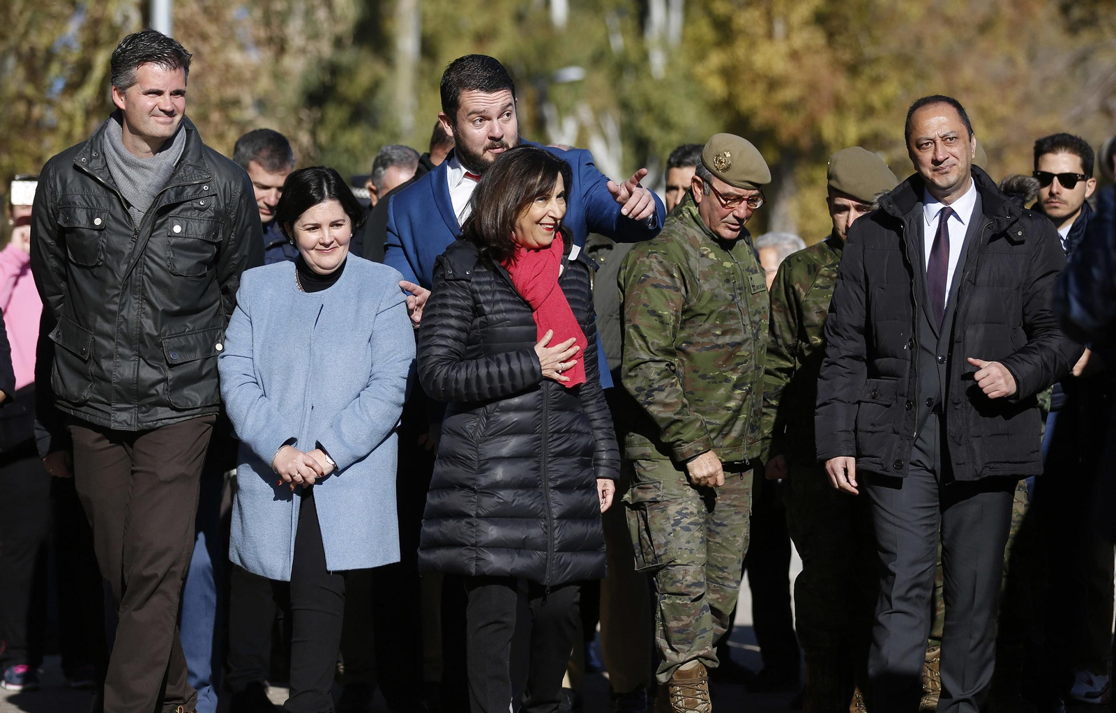 La visita de la ministra de Defensa a los puentes de Casariche y El Rubio, en imágenes