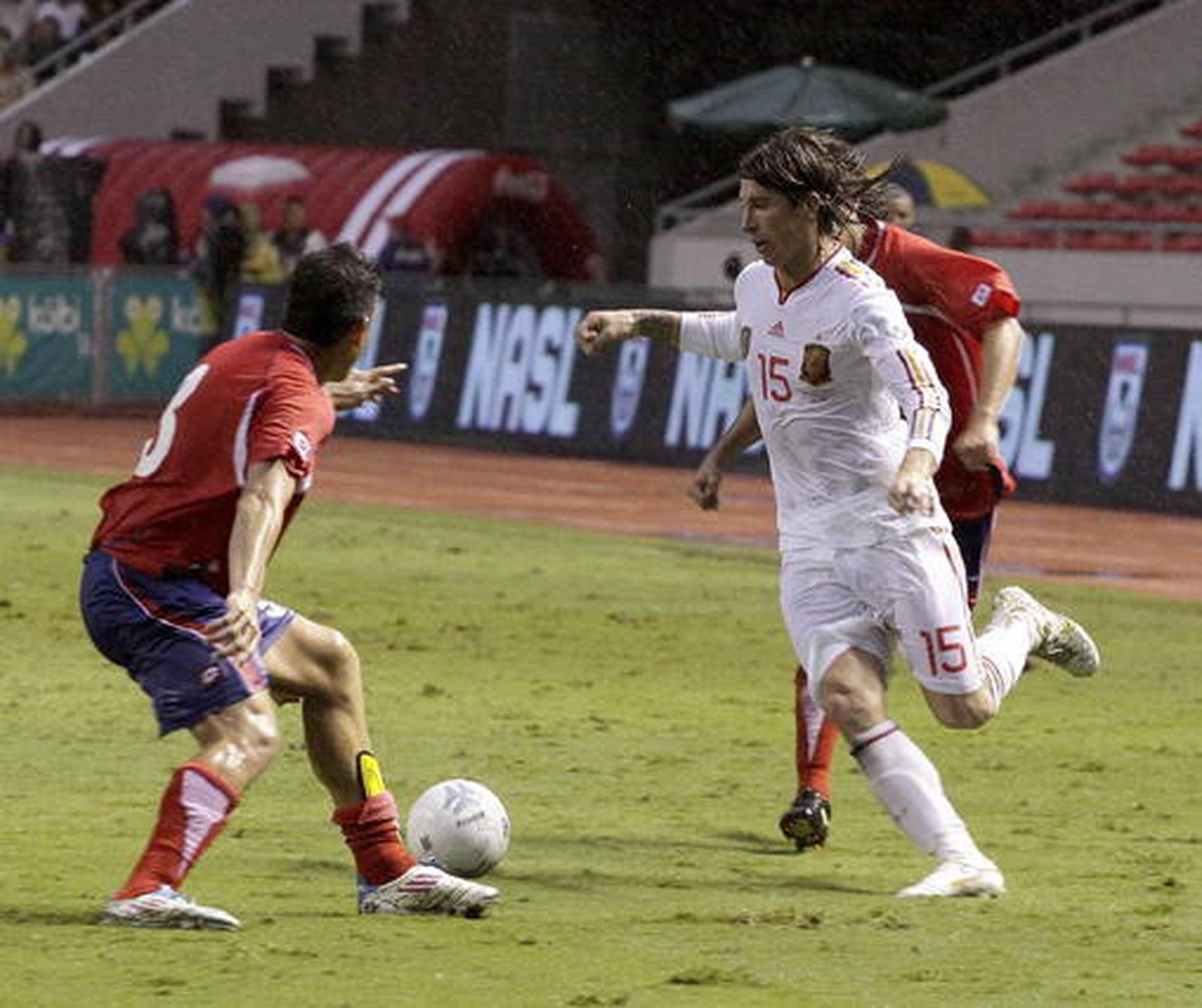 Un gol en el descuento de Villa salvó el empate de la selección española tras tener que remontar dos goles después de un desastroso primer tiempo.

Foto: efe