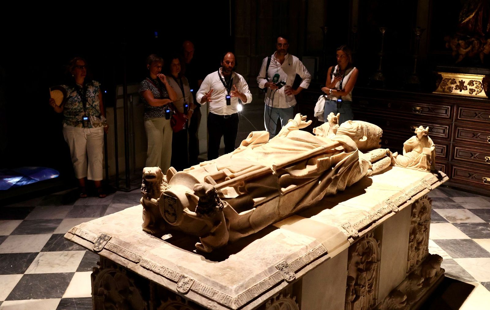 Visita a los sepulcros de los arzobispos en la Catedral de Sevilla en 'De Profundis'