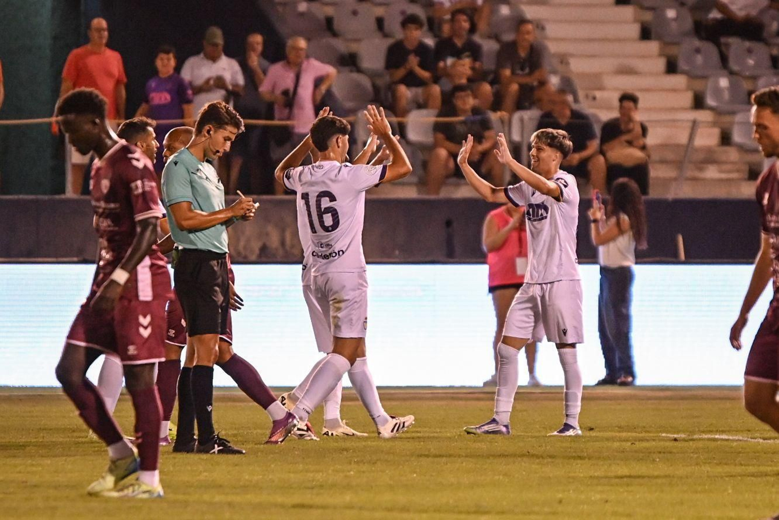 Mario Pozo celebra con sus compañeros el segundo tanto ante el Antequera CF.