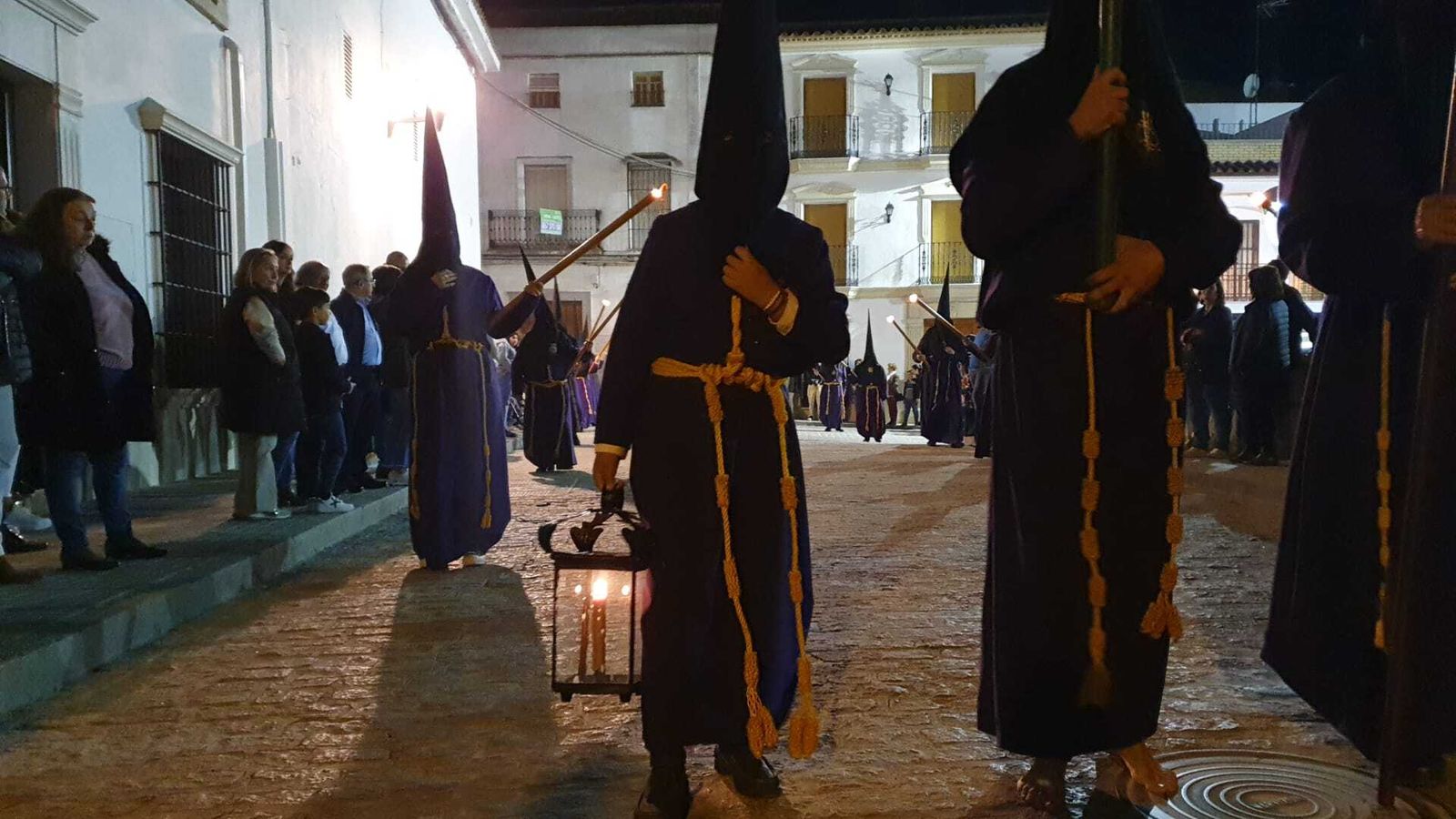 Miércoles Santo en Castro del Río: La visita del Cristo de la Buena Muerte al cementerio, en fotografías