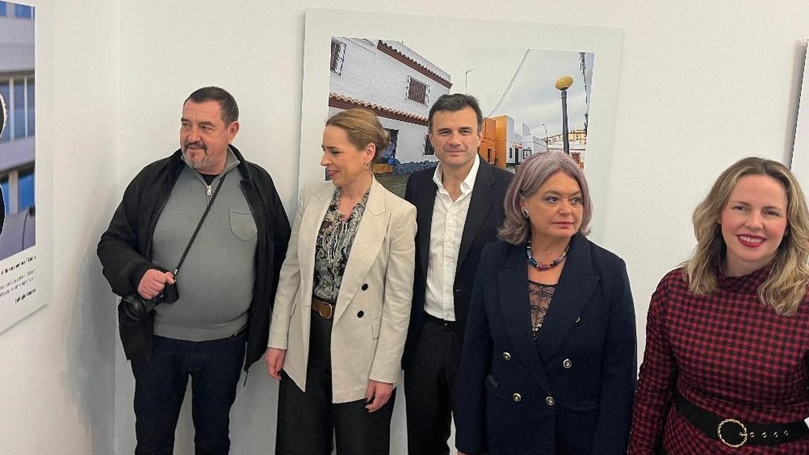 Eulogio García mostrando su foto a Almudena Martínez del Junco, Bruno García, Blanca Flores y Vanesa Beltrán.