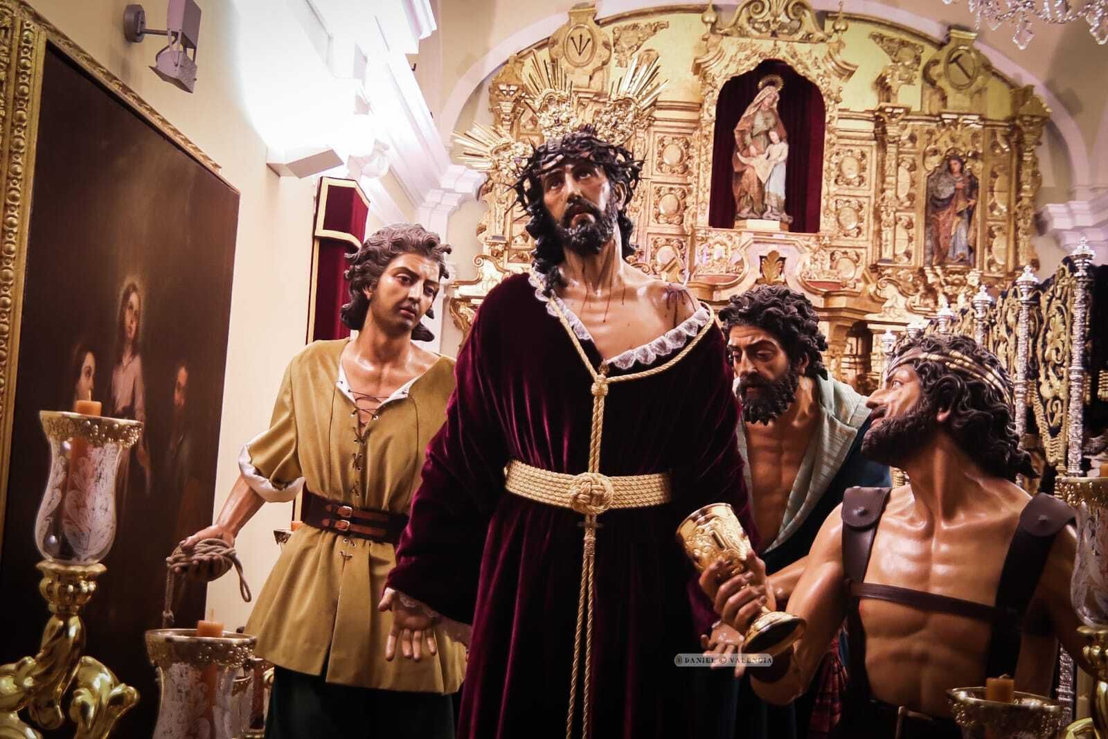 La imagen no contaba hasta el momento con ninguna túnica de este color