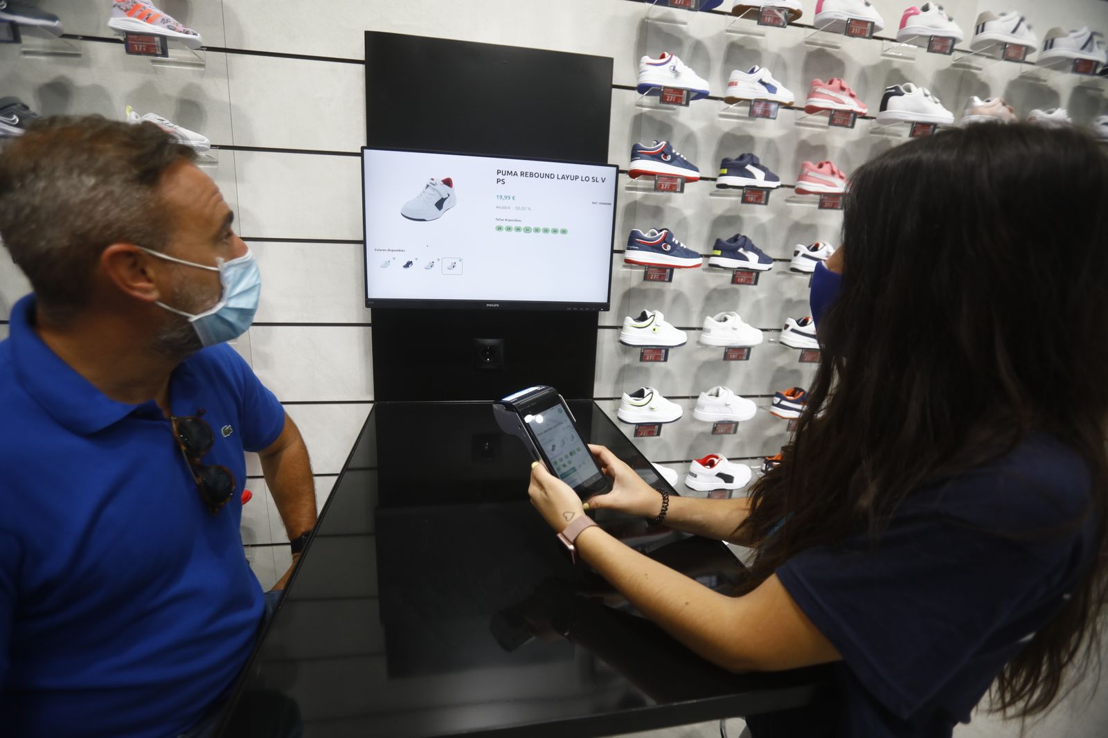 Día de apertura en el parque comercial Los Patios de Azahara de Córdoba, en imágenes