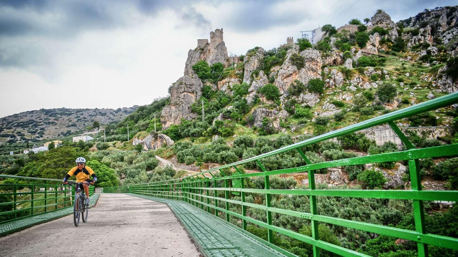 Los impresionantes paisajes del Parque Natural de las Sierras Subbéticas se mezclan adecuadamente con la arquitectura ferroviaria conservada,