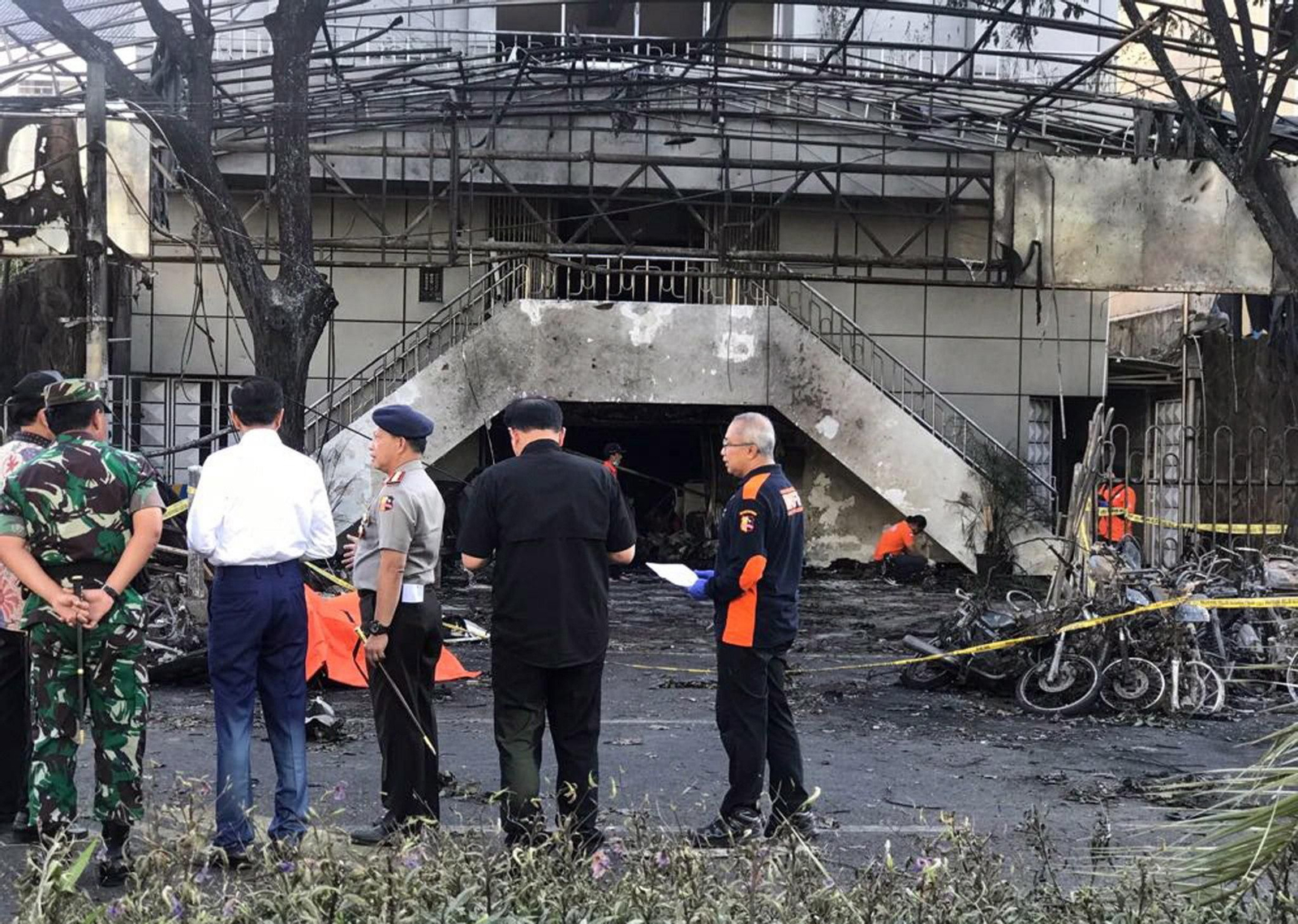 Las imágenes del triple atentado contra la minoría cristiana en Indonesia