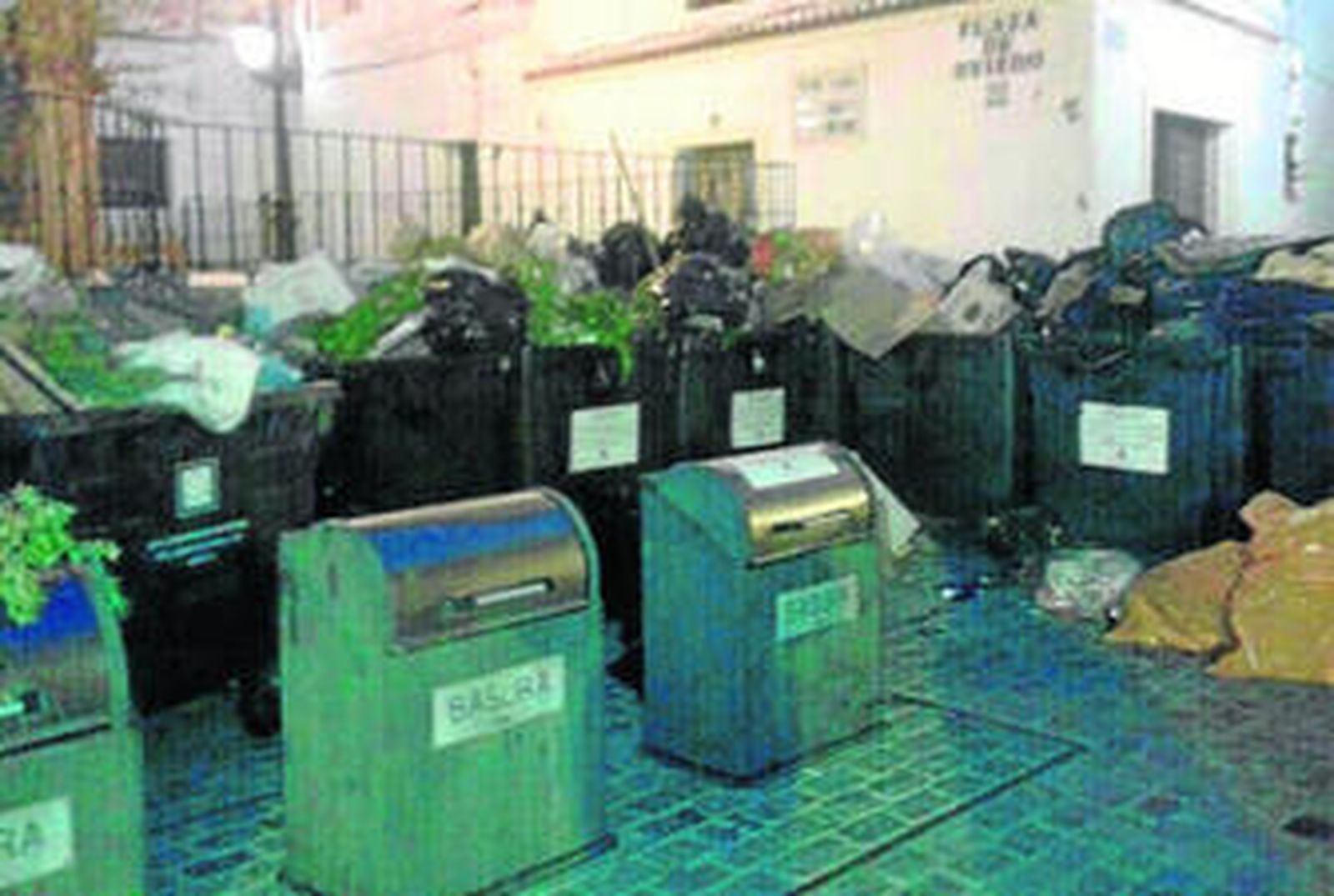 Contenedores junto a la Plaza de Oviedo, en el centro de Tarifa.